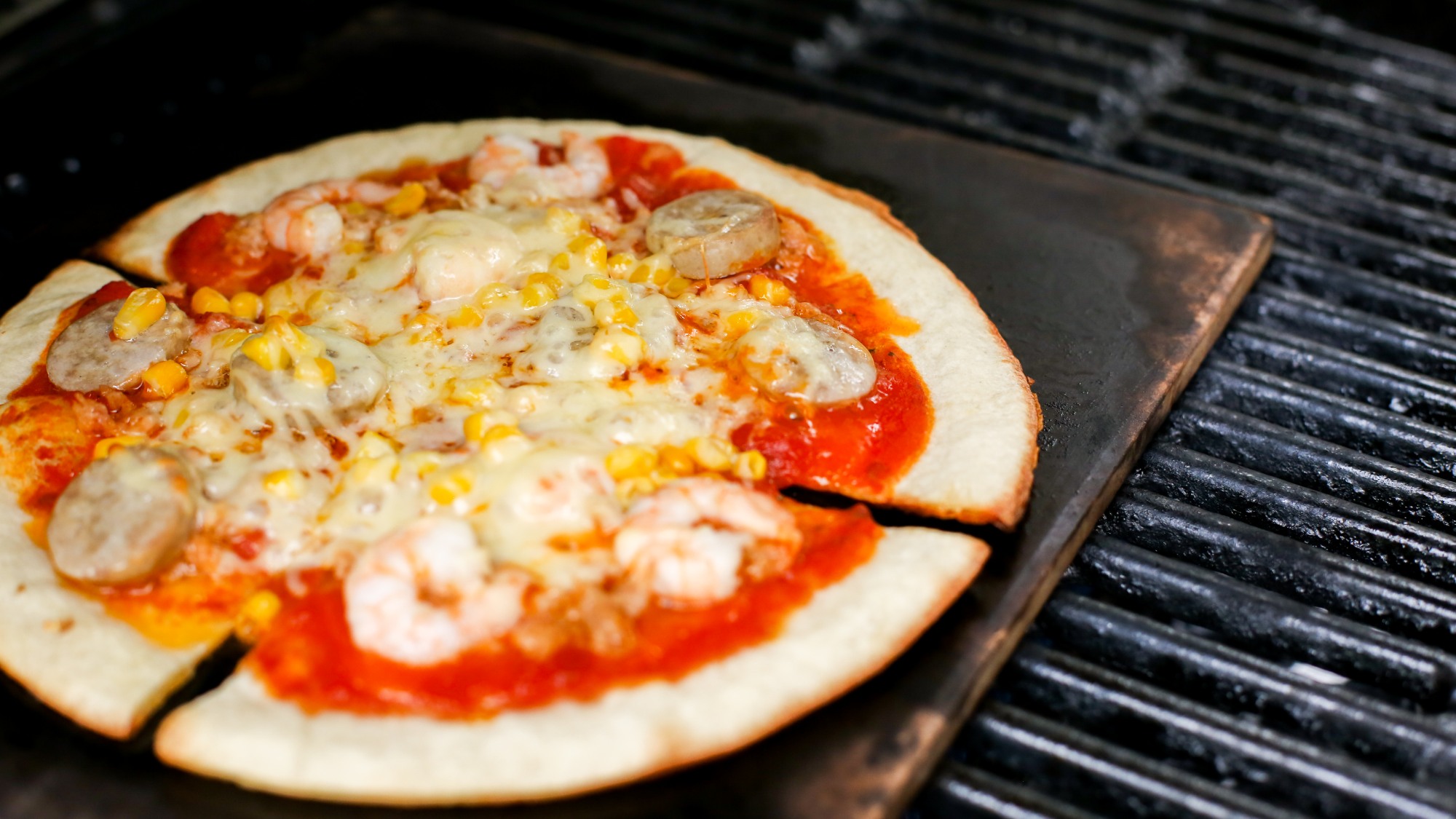 ・【グランピング×Xmas】窯で焼き上げる手作りピザは絶品！中心はモチモチ、耳はクリスピーな食感