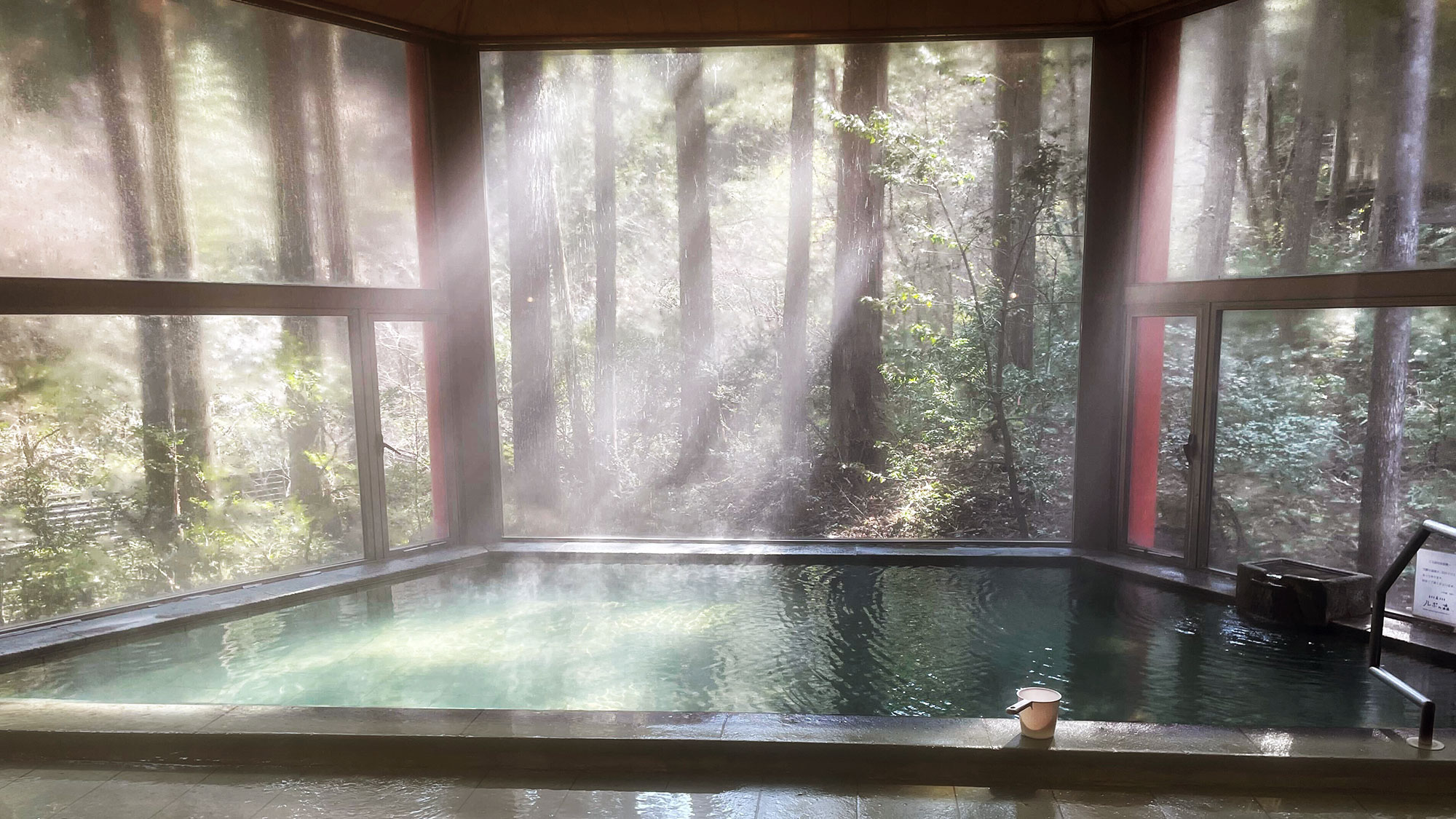 ・【天然温泉大浴場「木もれび」】柔らかな日差しが差し込む癒し空間
