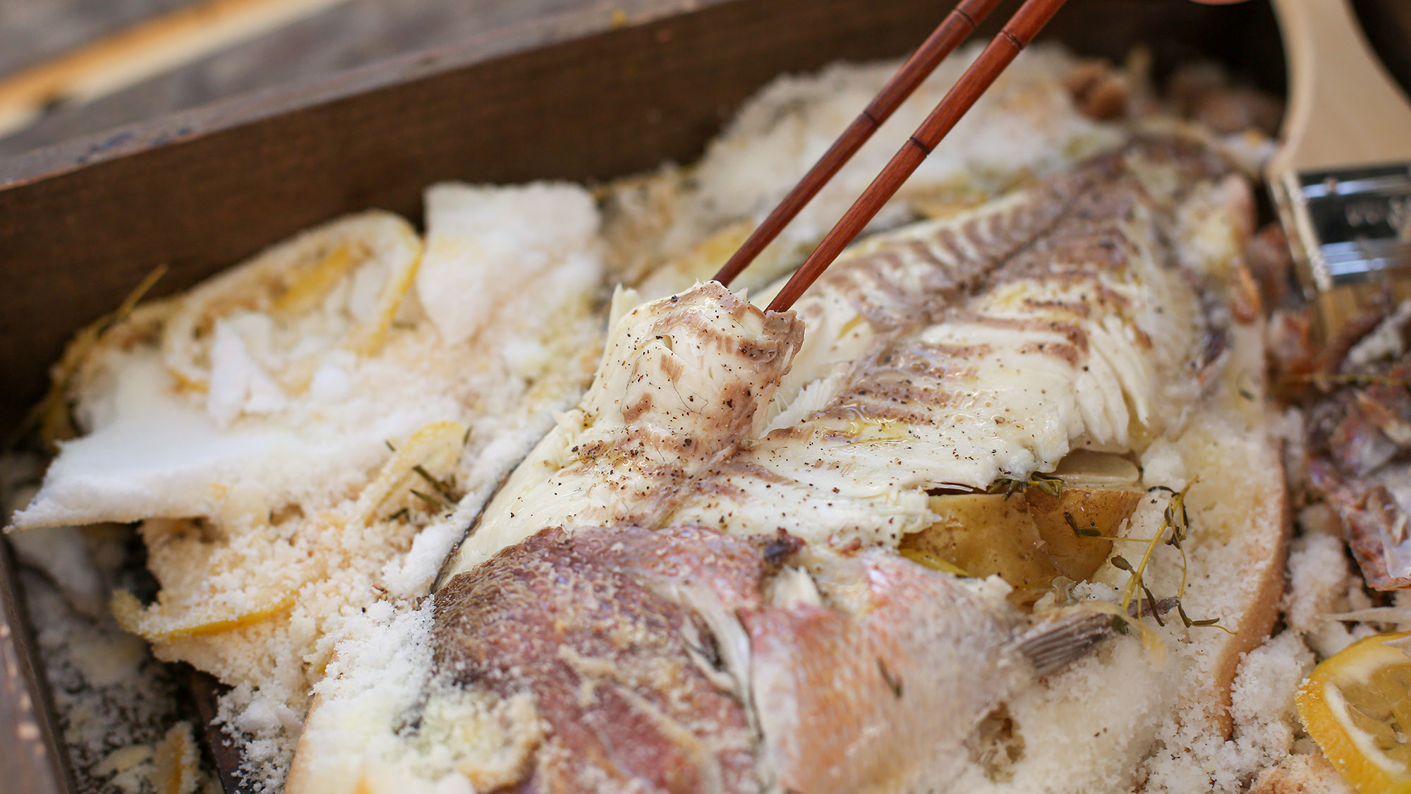 ・【プラチナプラン一例】素材の味を生かした鯛の塩釜焼は食べ応え抜群　※内容が異なる場合がございます