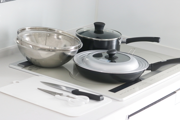 キッチンにはIHコンロとフライパンなどの調理器具をご用意しております。