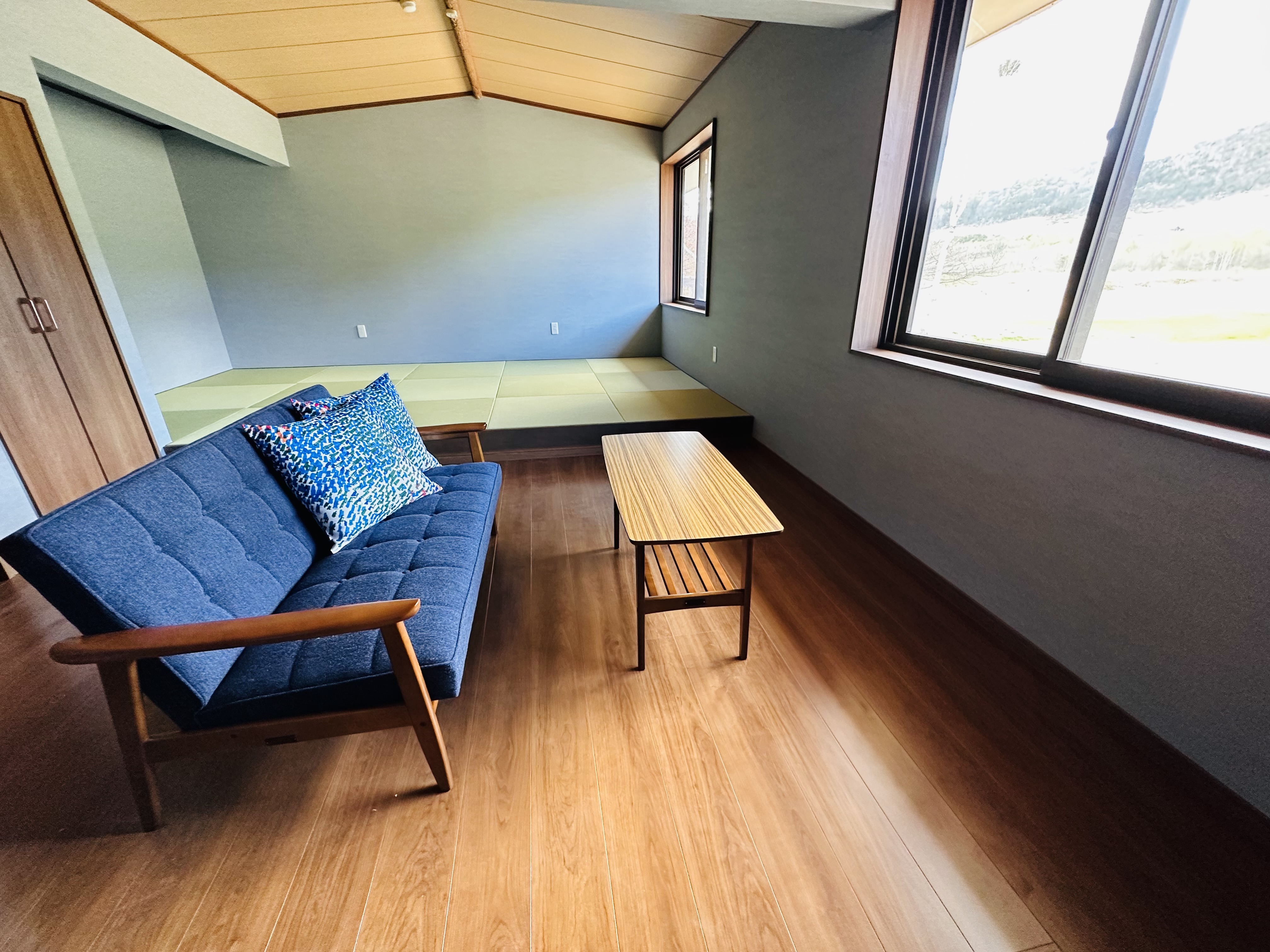 【NEW】和洋室ラージ - トイレ & リビング付 -