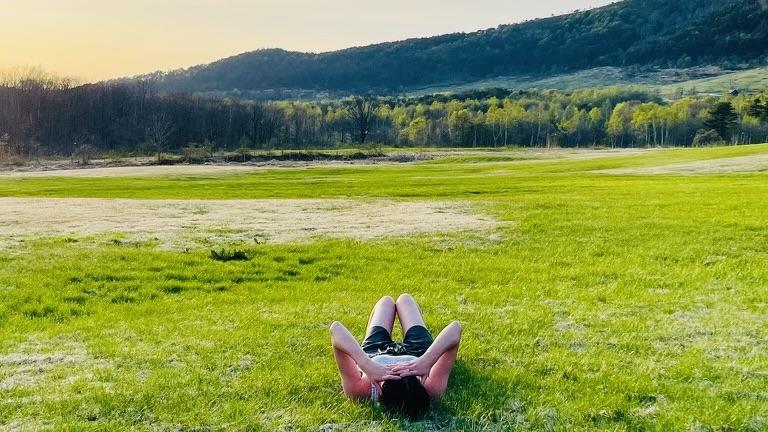 草原に寝転がって外気浴