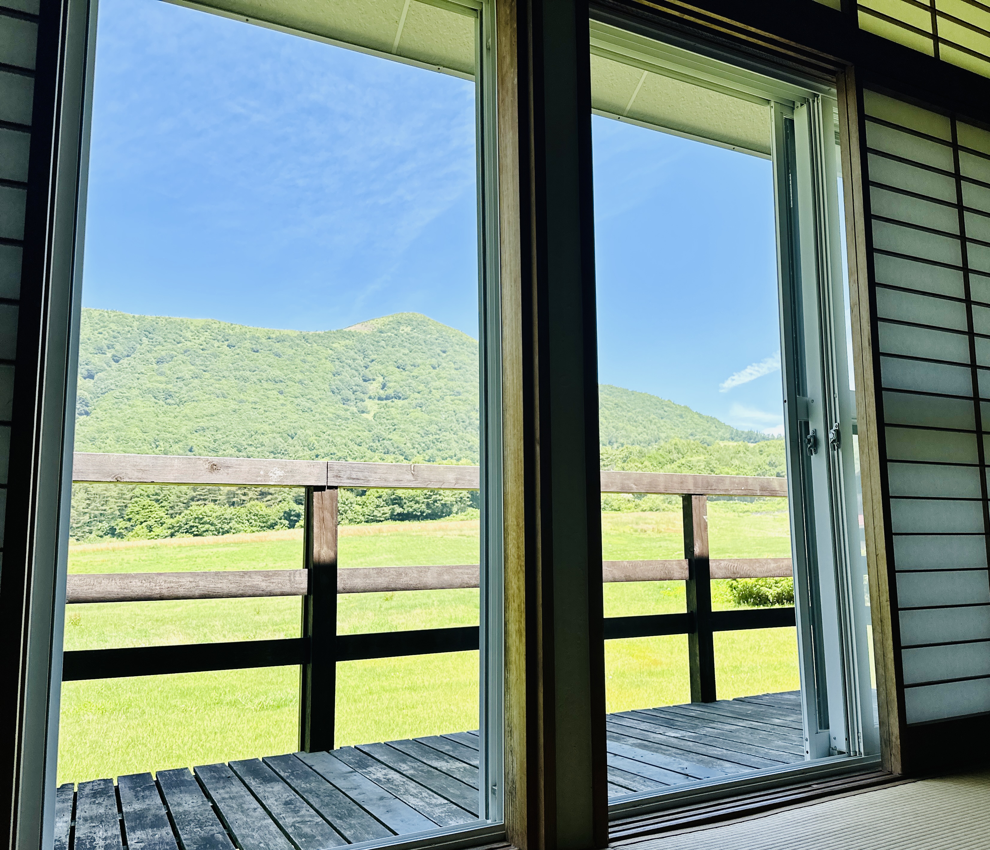 和室ラージ：ウッドデッキから山を眺める