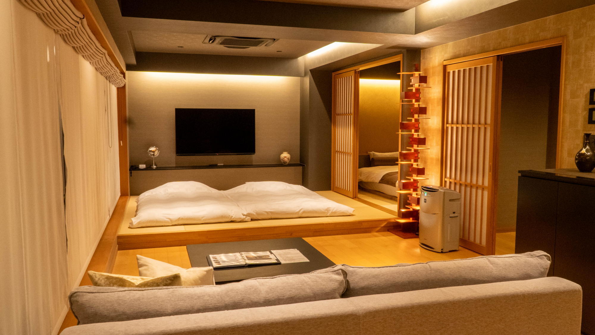 【デラックスファミリー】日本遺産認定の成田山参道の町並みを眺めることができる客室。