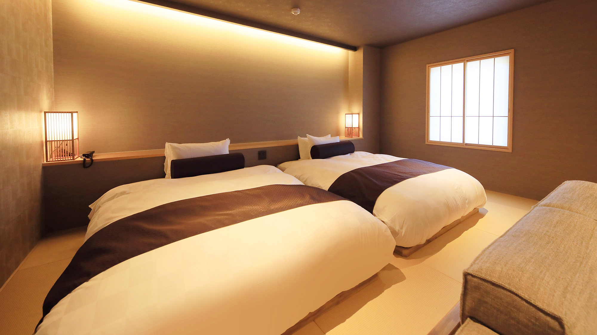 【スーペリアスイート】140cm幅のゆったりしたベッドと寛ぎのリビングエリアを備えた快適空間