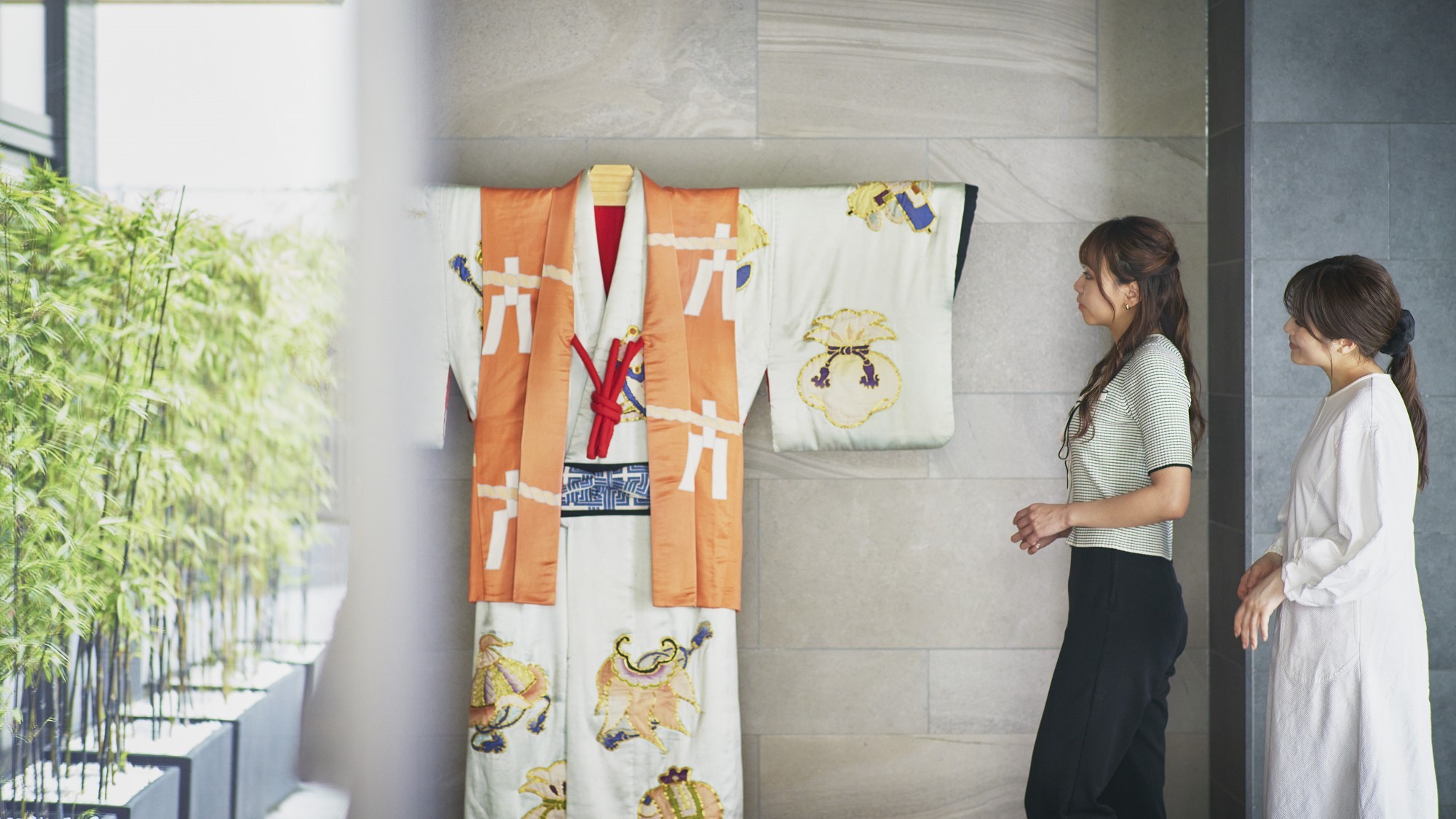 【フロント・ロビー】実際の歌舞伎の衣裳を展示しています※季節ごとに展示替えを行う場合がございます。