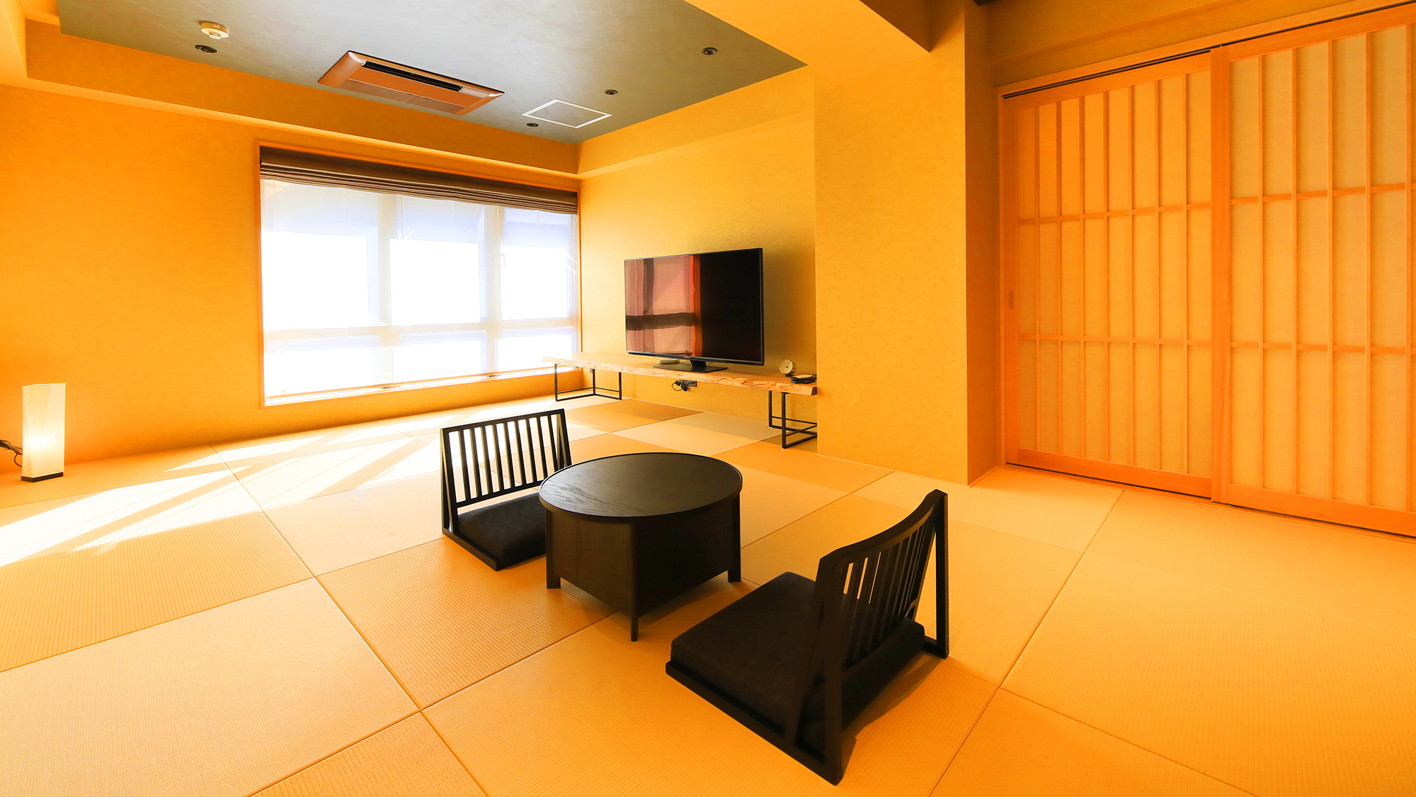 【和室◆参道ビュー】4名様まで利用可能な表参道に面した和室は、日本の伝統美と安らぎを感じる空間です。