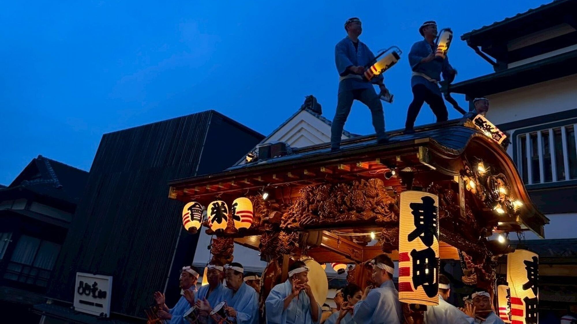 【祇園祭り】成田山表参道に面した場所に位置しており、目の前を通る山車・屋台をご覧いただけます。