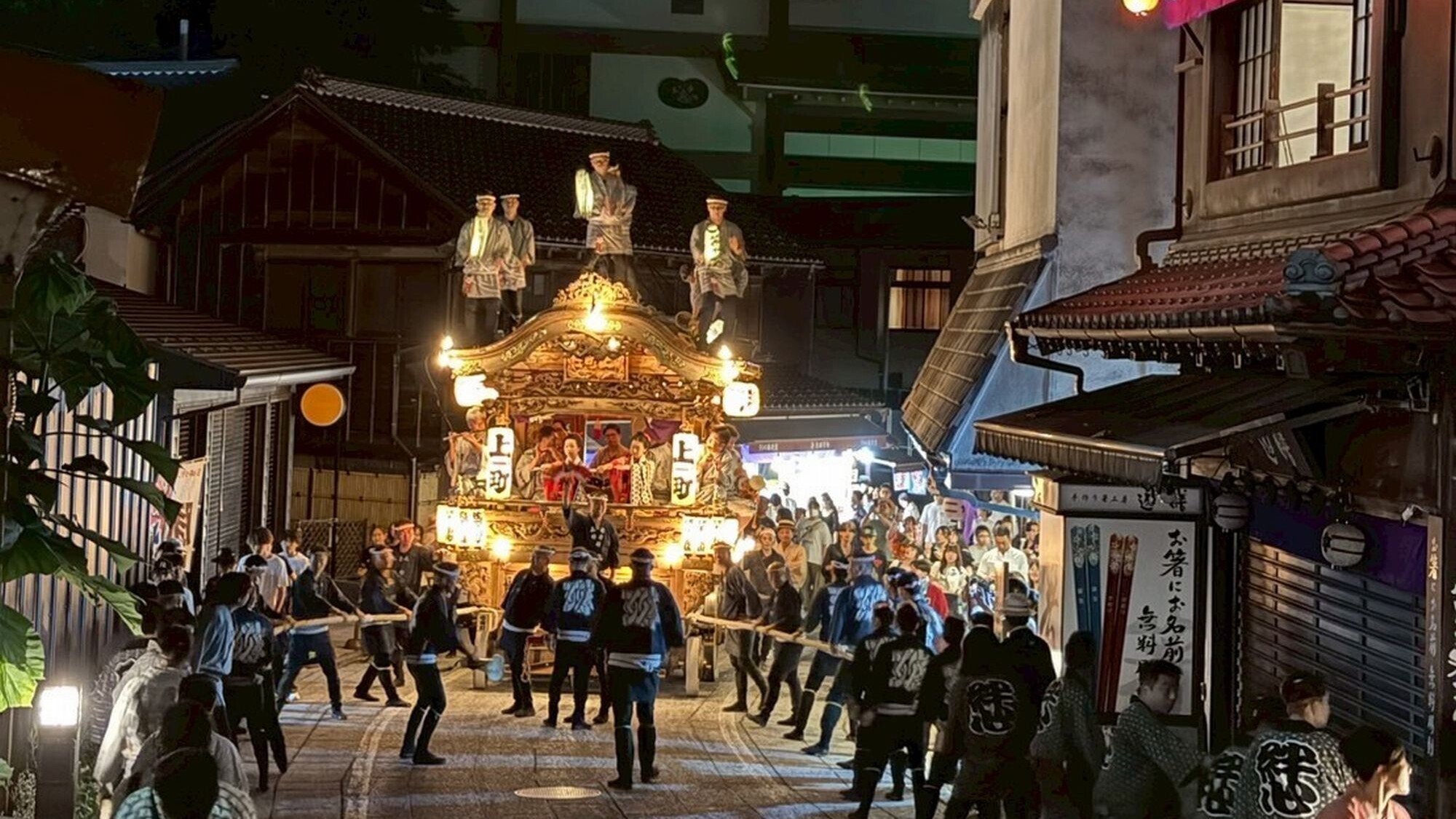 【祇園祭り】成田山表参道に面した場所に位置しており、目の前を通る山車・屋台をご覧いただけます。
