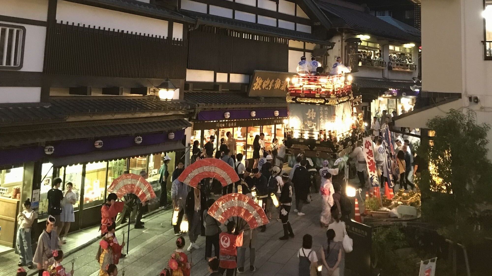 【祇園祭り】成田山表参道に面した場所に位置しており、目の前を通る山車・屋台をご覧いただけます。