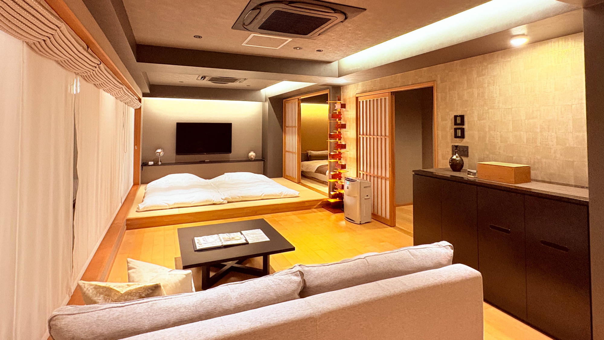 【デラックスファミリー】日本遺産認定の成田山参道の町並みを眺めることができる客室。