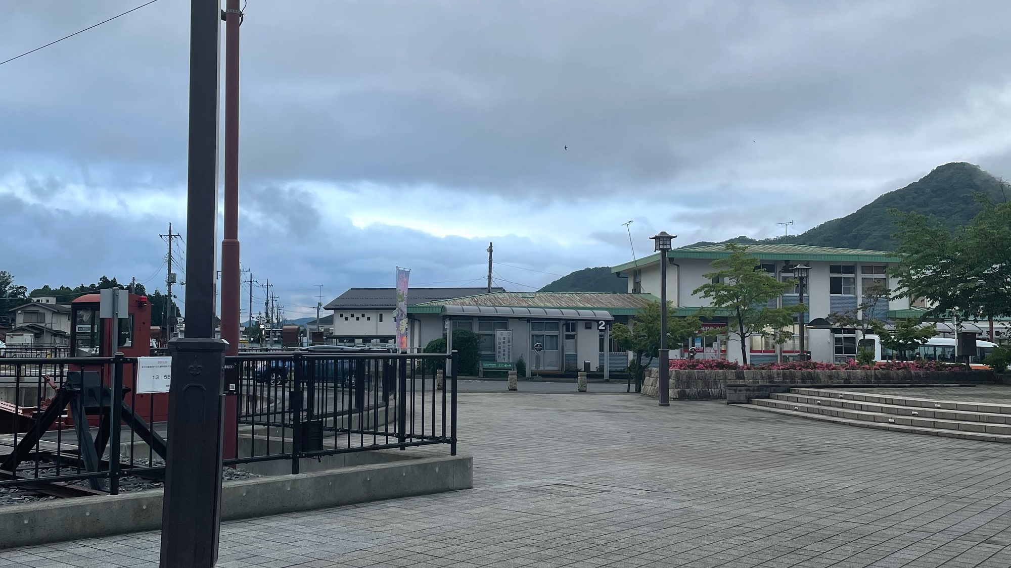 【鬼怒川温泉駅の送迎バス乗車場所案内】②転車台が見えます…