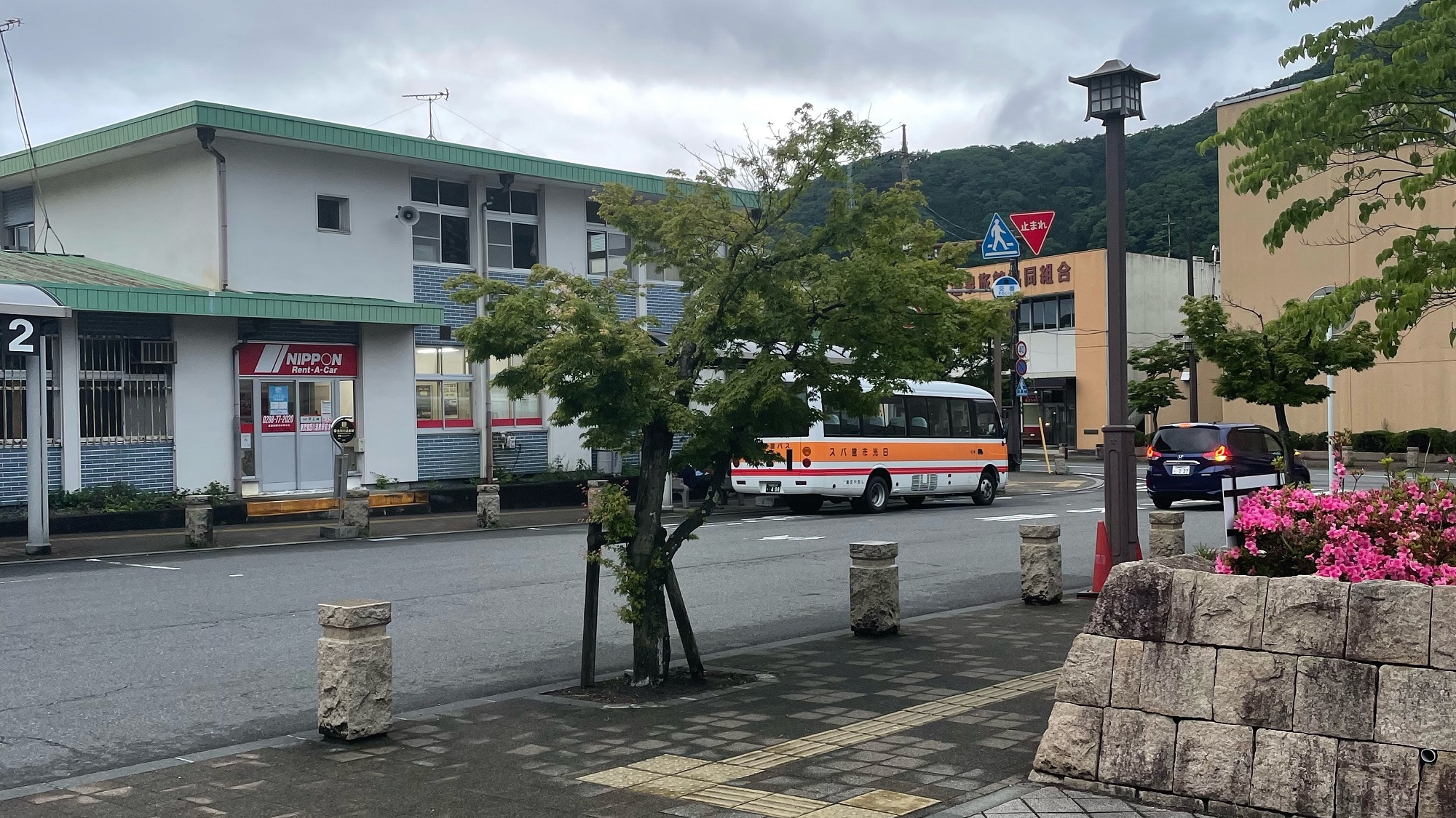 鬼怒川温泉駅の送迎バス乗車場所案内】➂転車台側広場出入口付近に向っていくと…