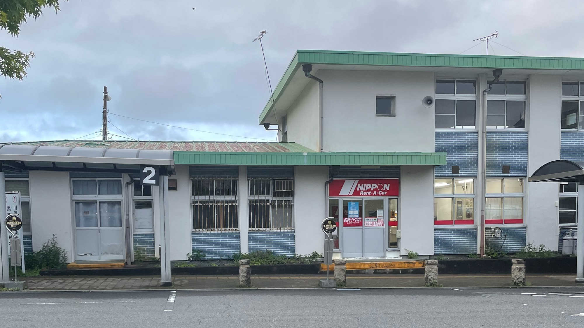 【鬼怒川温泉駅の送迎バス乗車場所案内】④乗降車場所につきます(目印はニッポンレンタカーの看板です)。