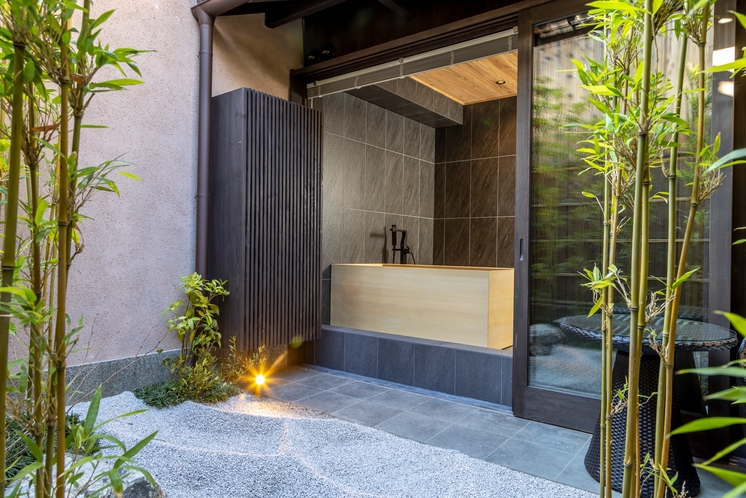 浴室からは小竹と枯山水のお庭が臨めます