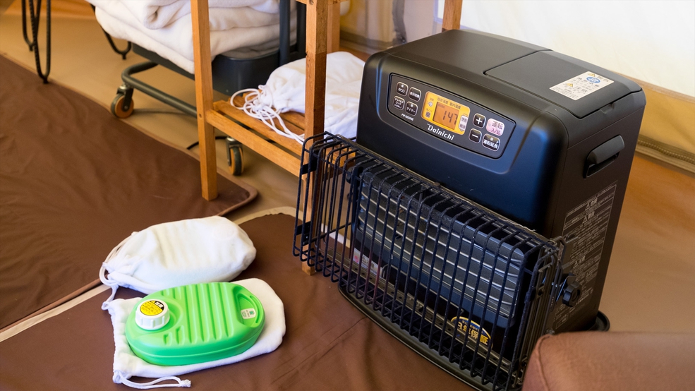 【コンフォートTENT】 こたつのほか、湯たんぽや電気ヒーターなど、テント専用の暖房アイテムも完備。