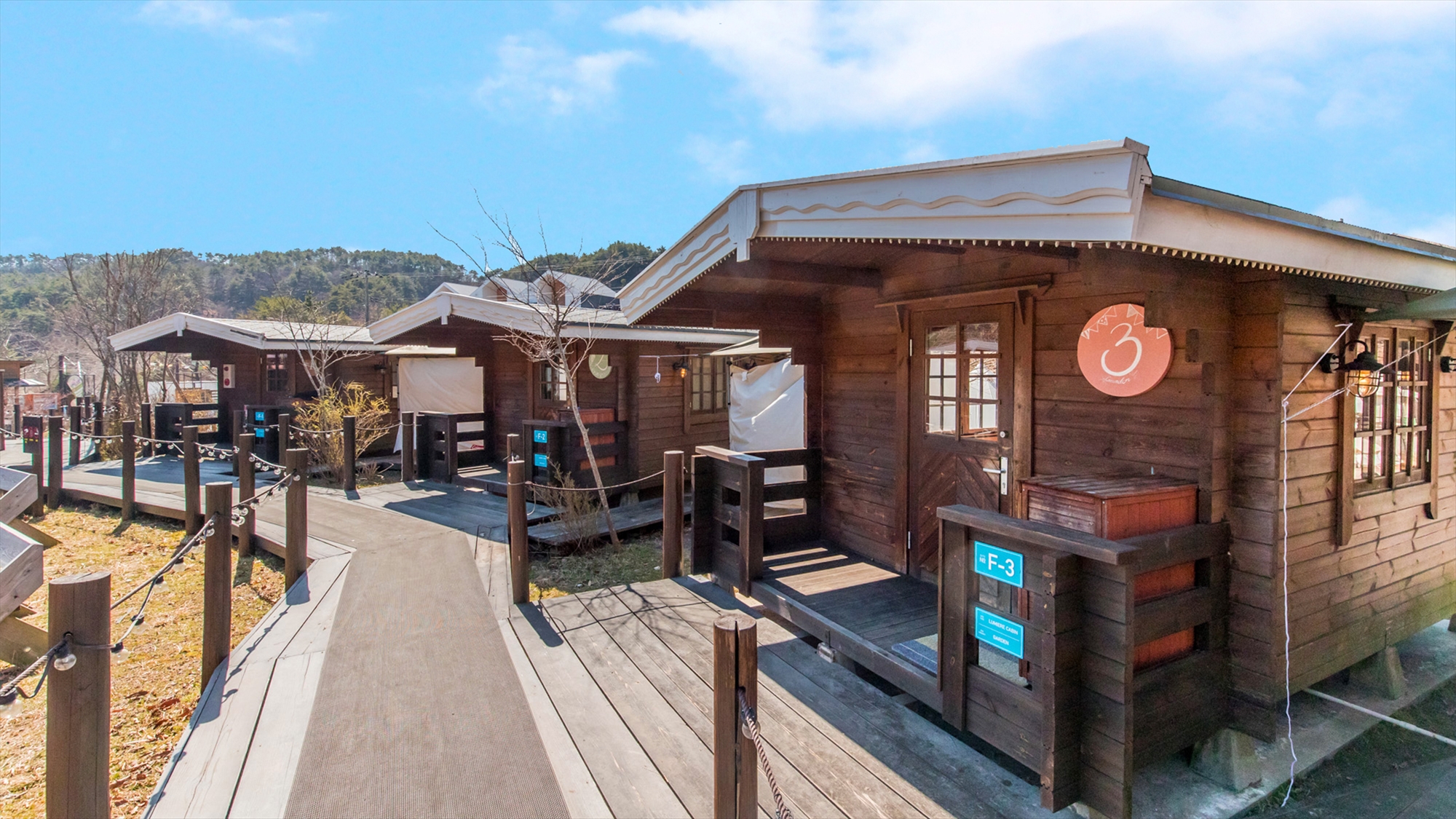 【ルミエールキャビン】 GRAXの真ん中に位置するキャビン。その中央には皆で囲える焚火スペースが。