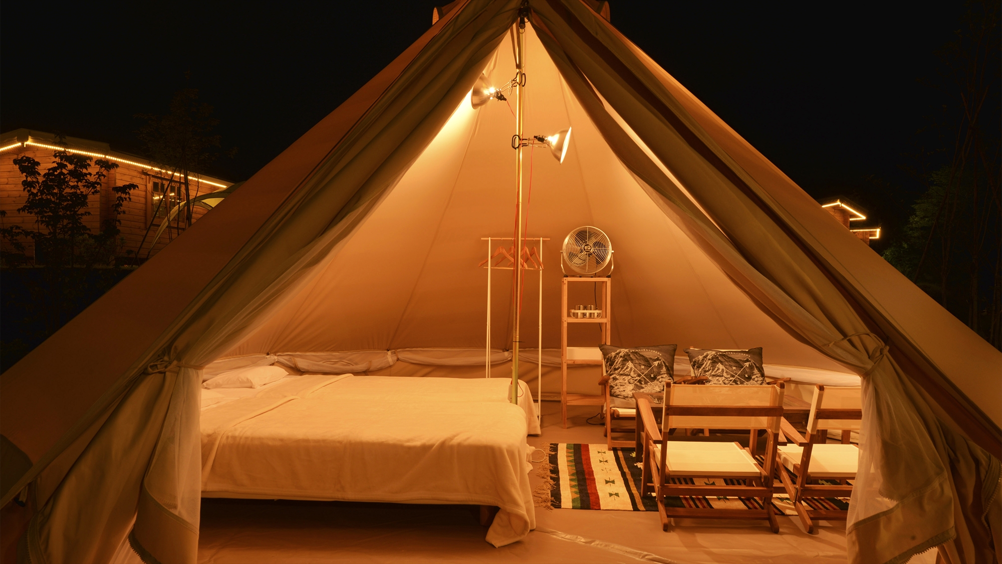 【コンフォートTENT】 夜になると可愛さUP！灯りに照らされた三角テントで、グランピングを満喫