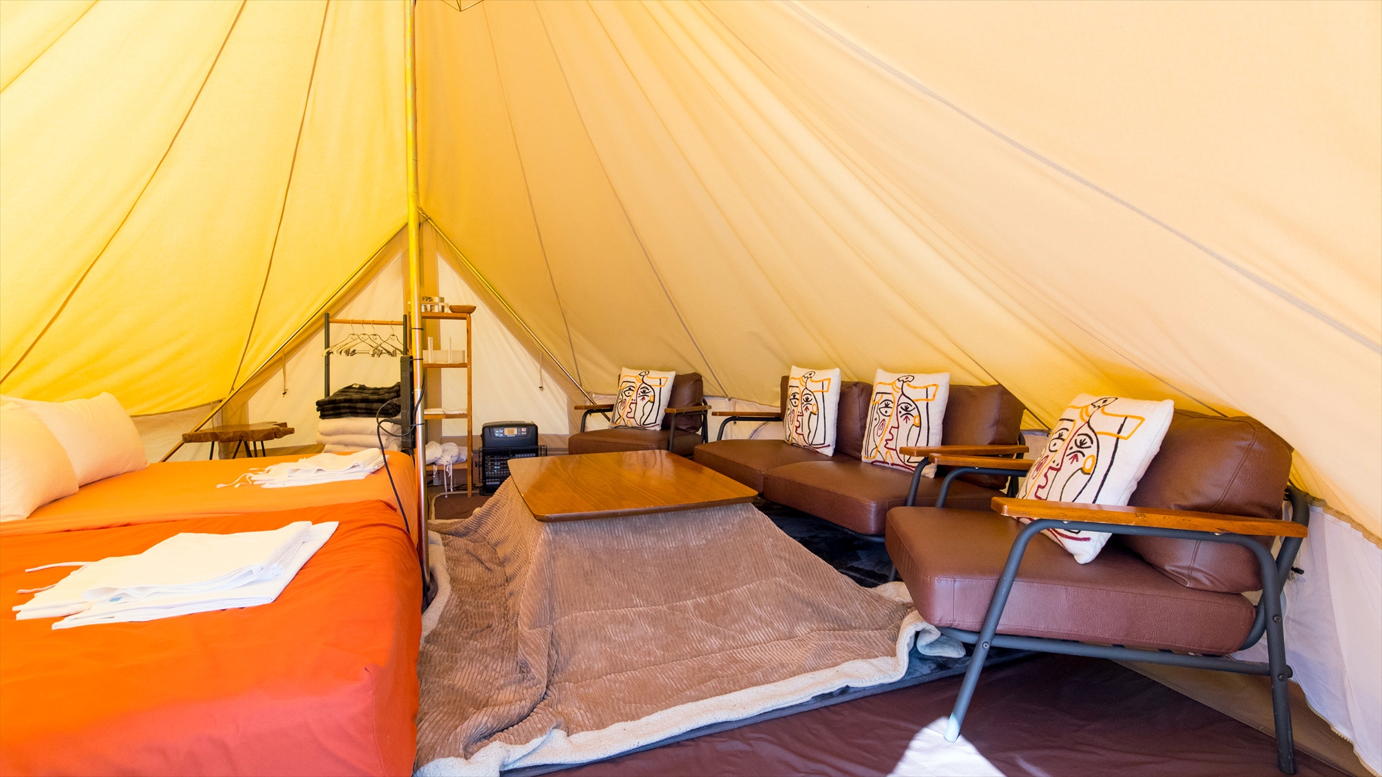 【コンフォートTENT】 きゅっと詰まったテント内に、冬はこたつも完備。この距離感がTENTの魅力！