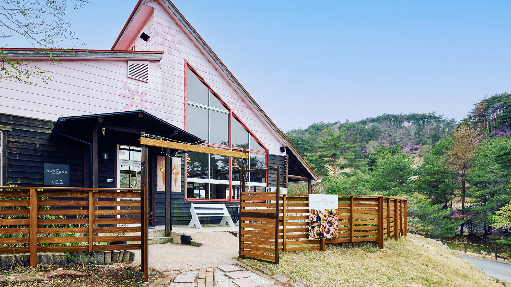 【レジャーエリア】［Cafeガーデンズ］ 自然を眺めながらカフェやランチを。テイクアウトも可能です♪