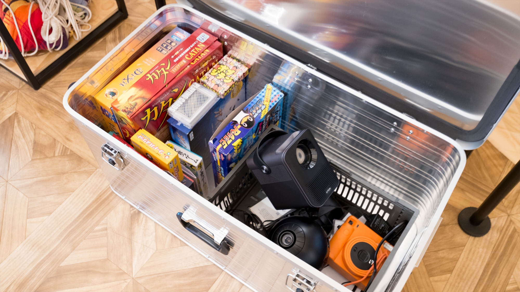 【ドーム-AIR DX-】 Boxの中にはプロジェクターやゲームなど遊べるグッズが盛りだくさん！