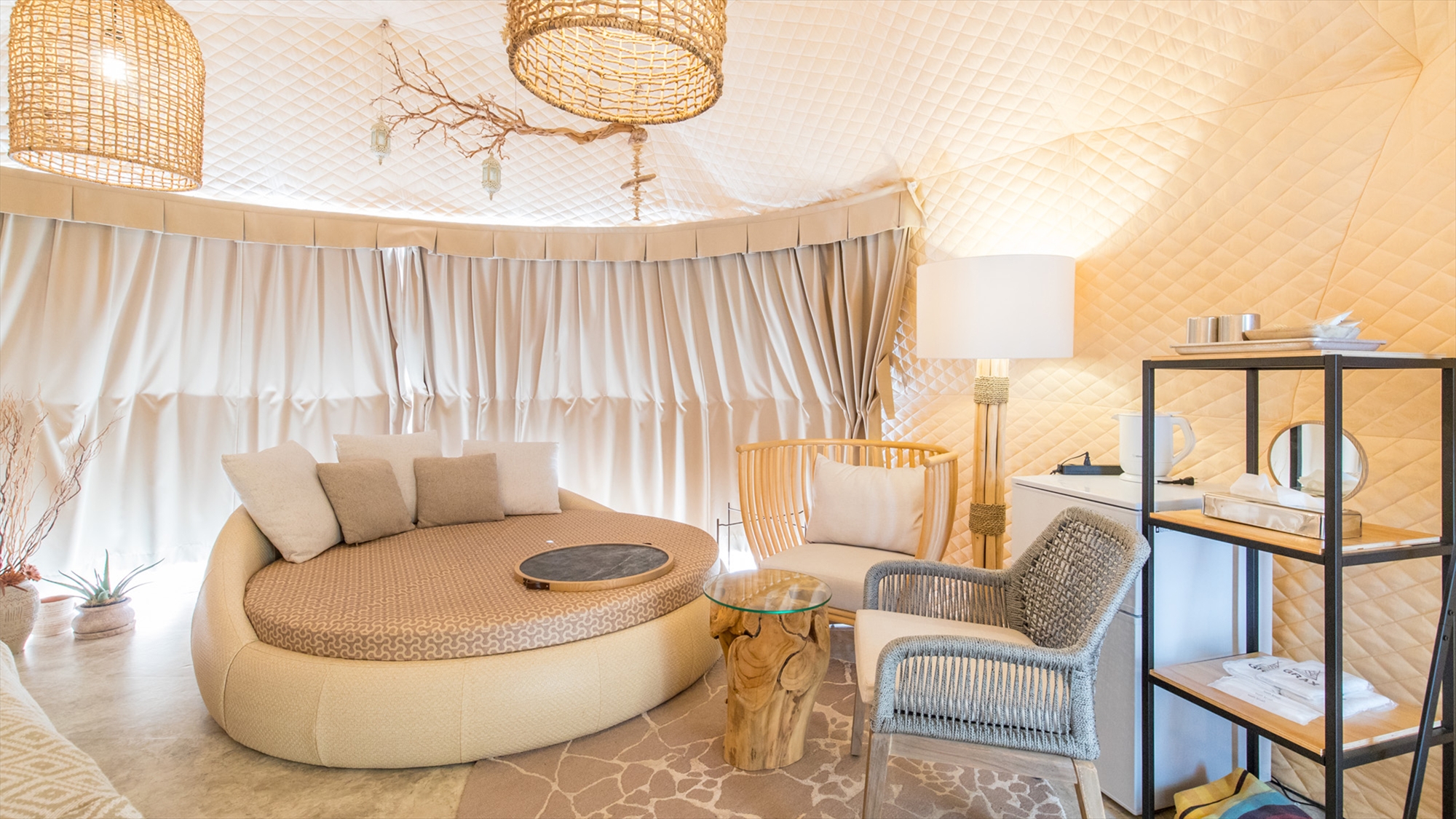 【ドーム-AIR Plus-】 淡色系をコンセプトに、テーブルやライトも「ここだけのアイテム」で。