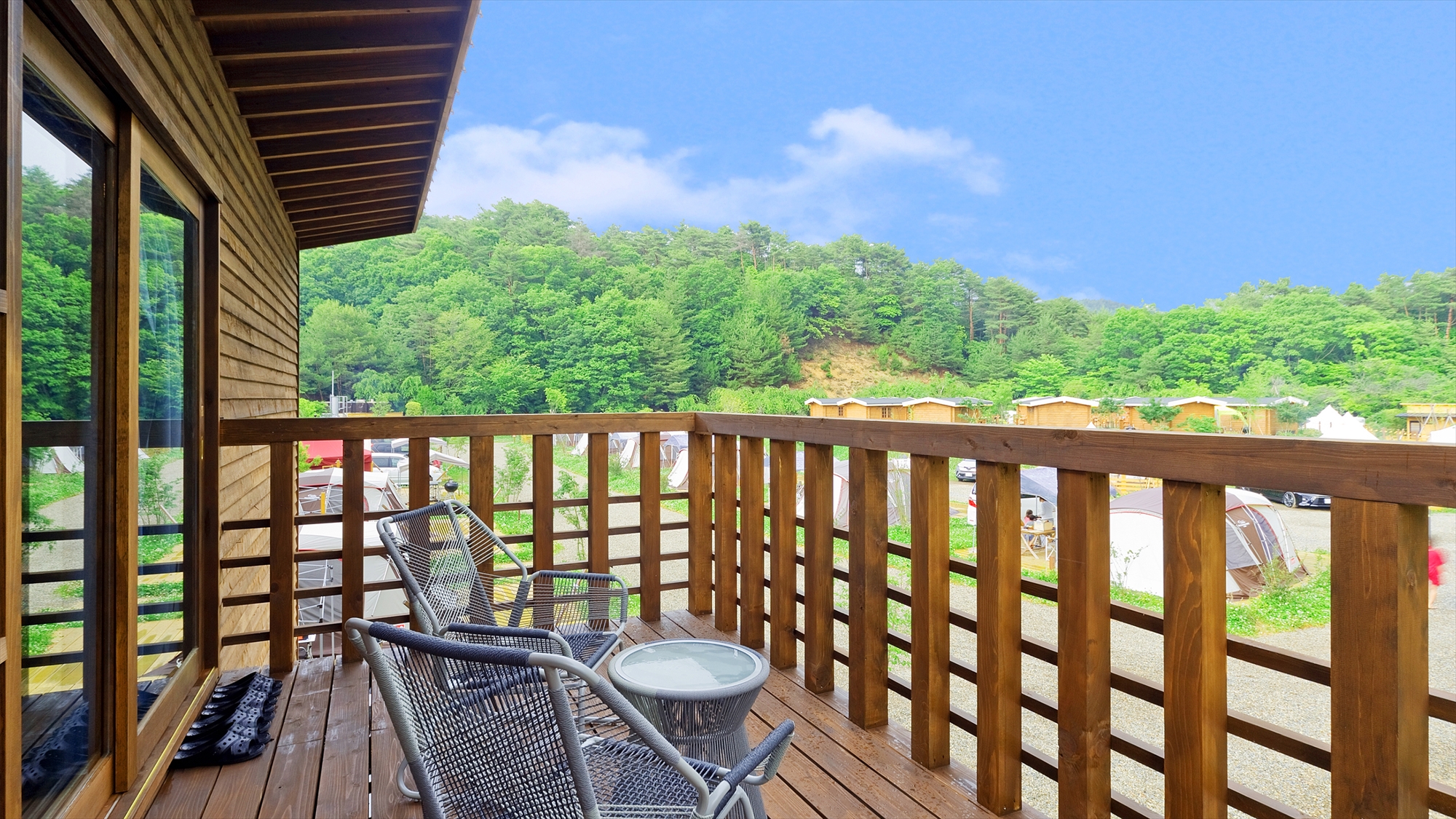 【DXキャビン】 2階の寝室で目覚めたら、そのままテラスへ。朝のるり渓高原の爽やかな空気がお出迎え。