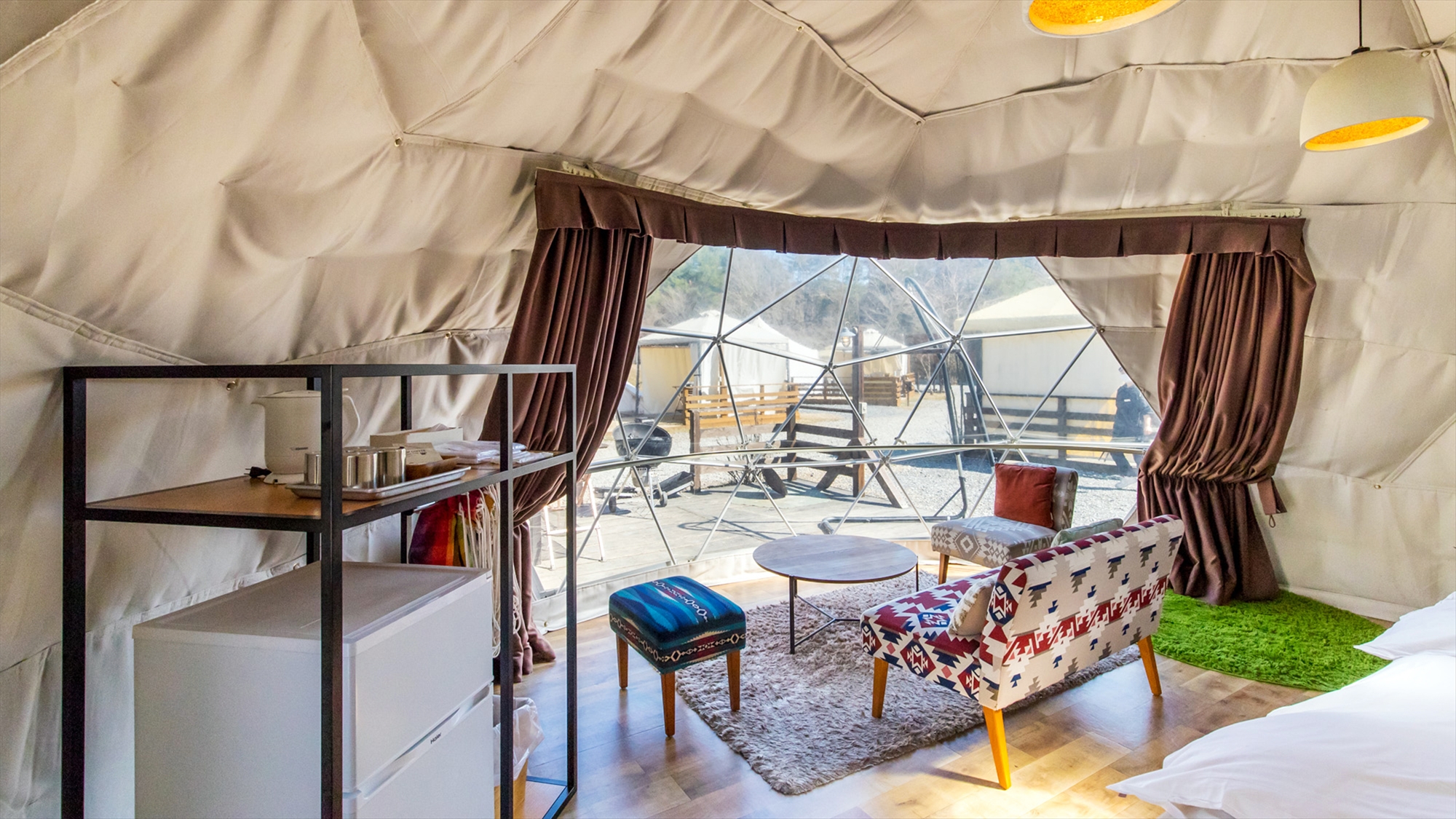 【ドーム-AIR-】 大きな窓の目の前は専用デッキ。BBQやハンモックに揺られる姿がよく見えます。