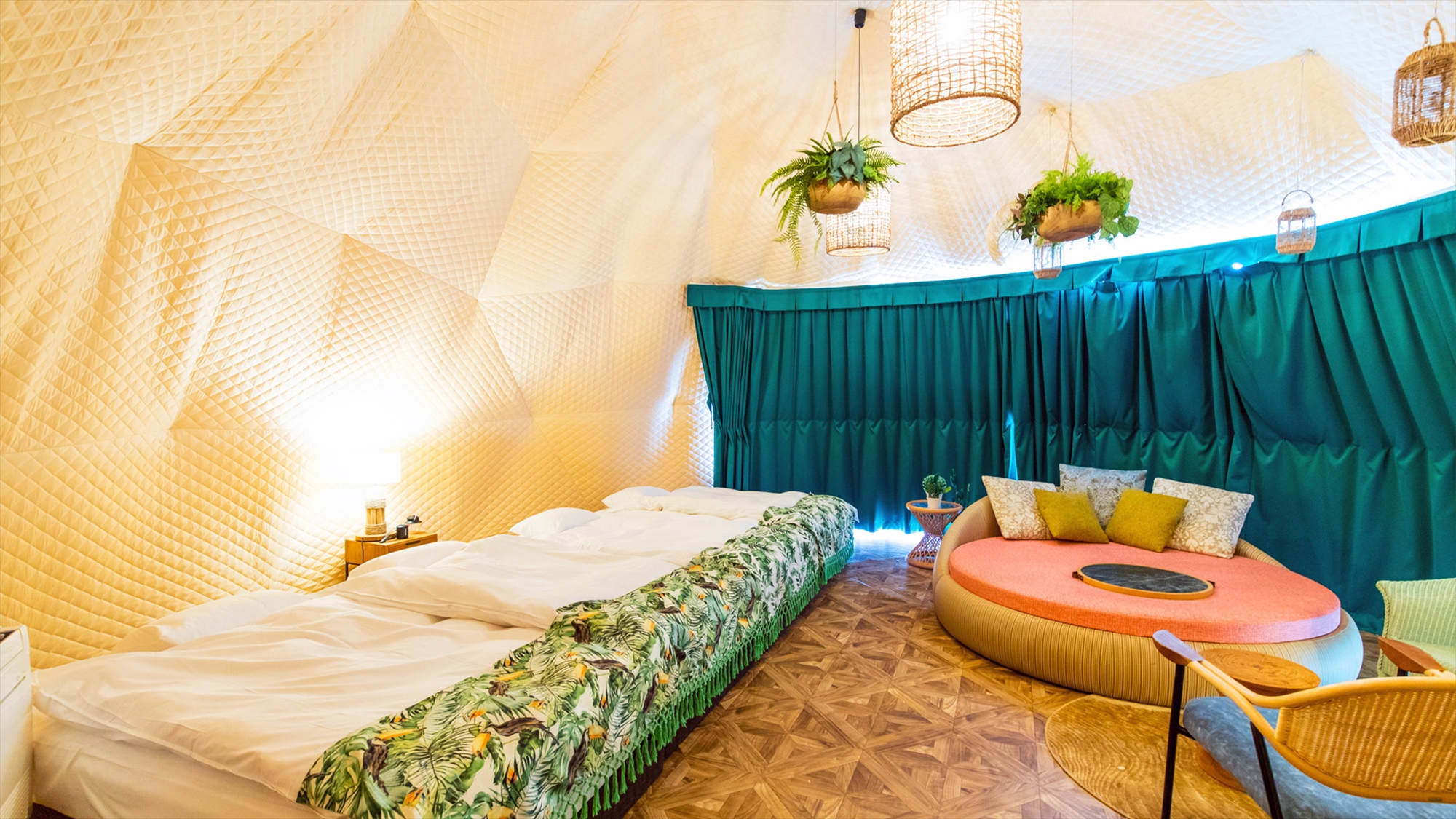 【ドーム-AIR DX-】 遮光カーテンの隙間から入る光がAIRに反射し、やさしく起こすドームの朝。