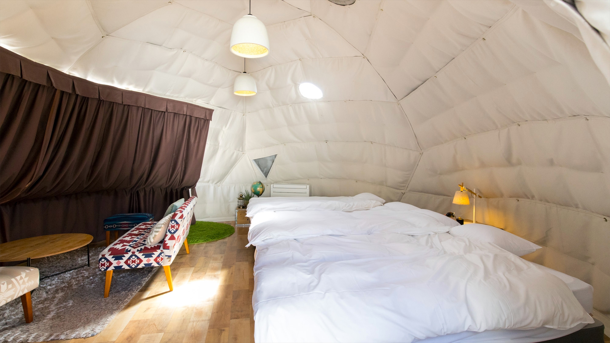 【ドーム-AIR-】 大きな窓には遮光カーテン。夜は外界をシャットアウトした非日常を味わえます。