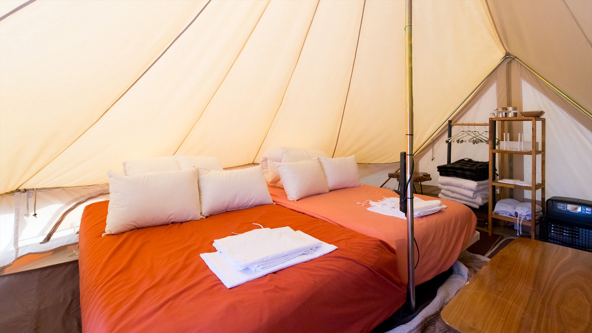 【コンフォートTENT】 夜になると可愛さUP！灯りに照らされた三角テントで、グランピングを満喫