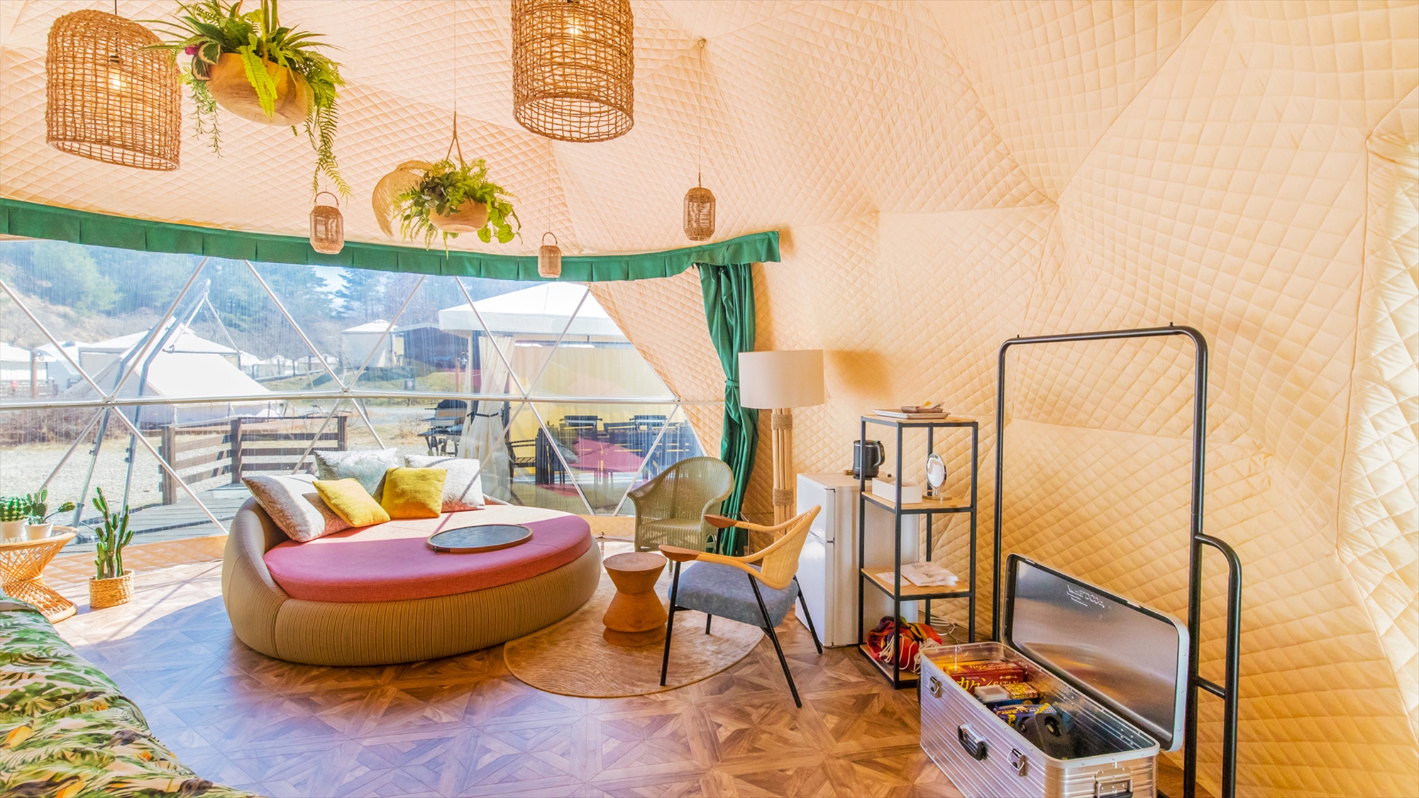 【ドーム-AIR DX-】 くつろぎのデイベッドに、非日常へと誘う内装。エアコン完備でいつでも快適。