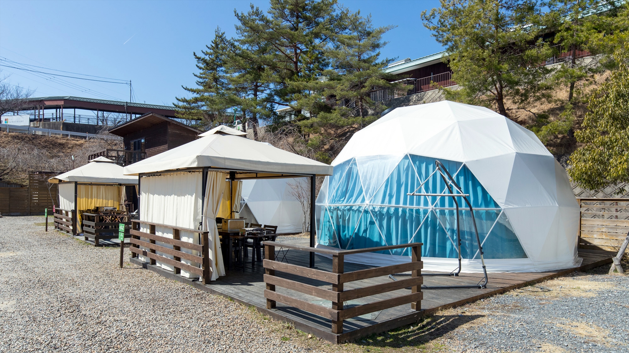 【GRAX DOME AIR】 プライベートデッキのBBQテーブルは、日よけタープ付きで夏でも安心。