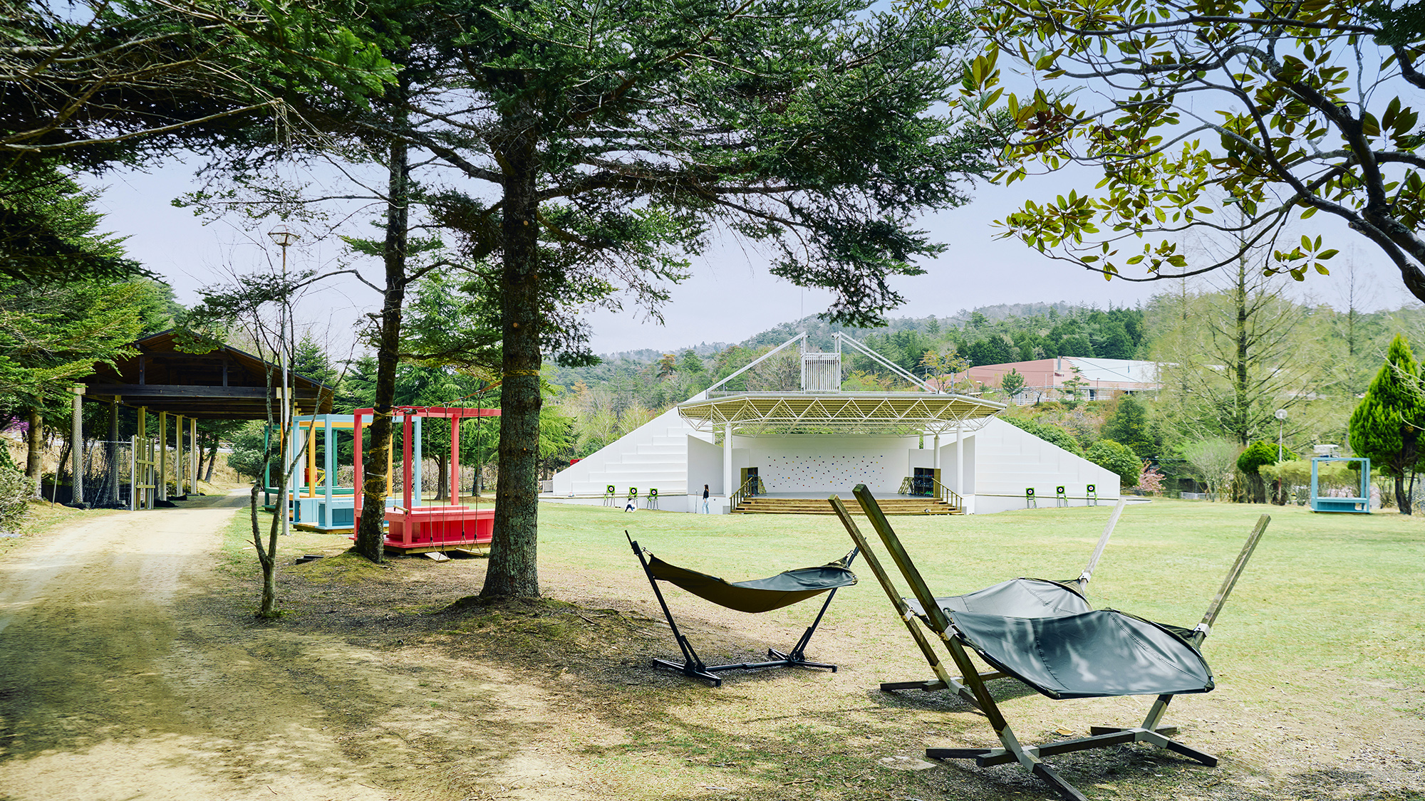 【レジャーエリア】［ふわふわドーム・ネットアスレチック］ 木漏れ日が心地よいハンモックも。