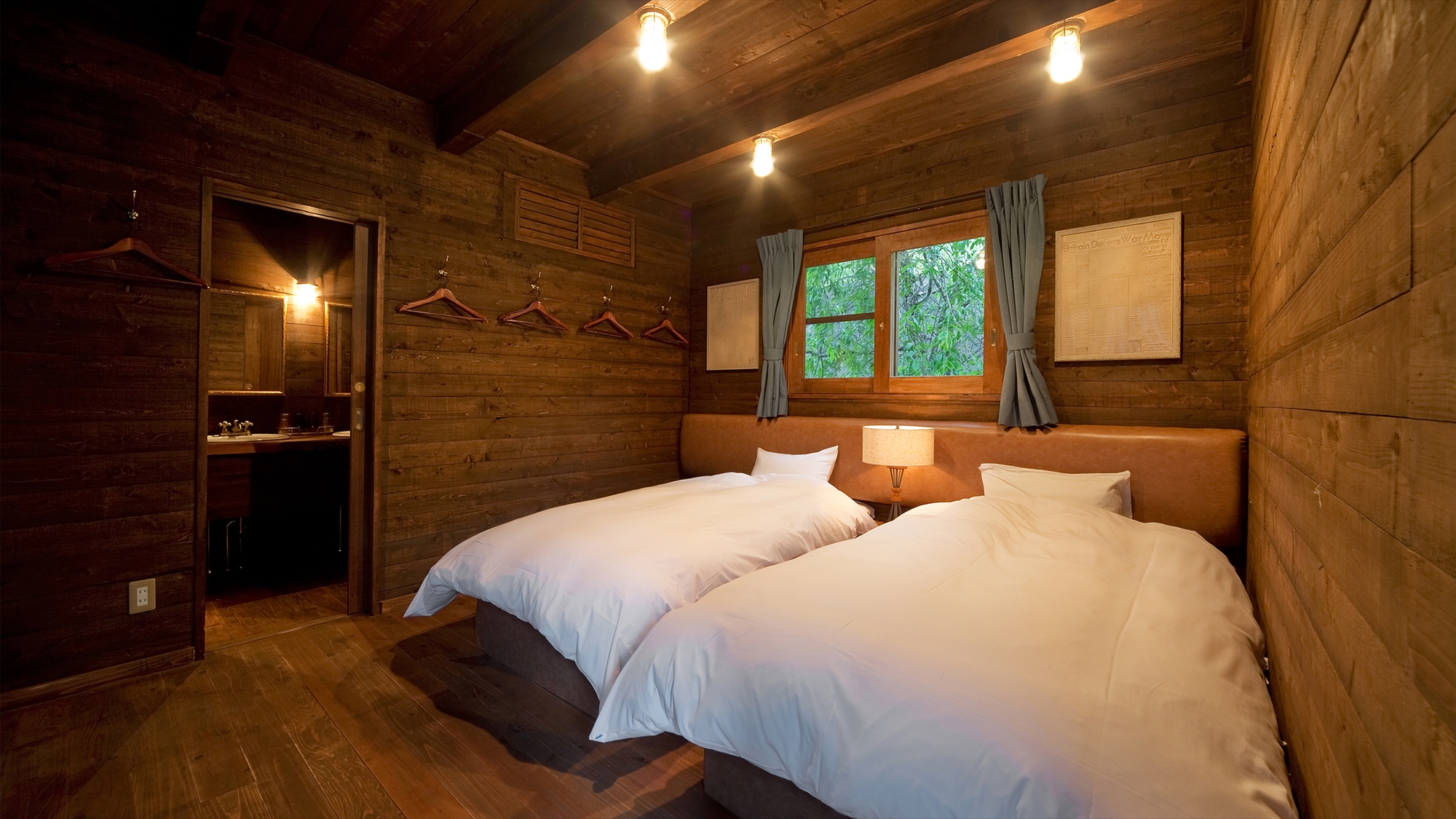 【DXキャビン】［寝室］ 1階と2階に分かれたベッドルームで、3世代でも安心