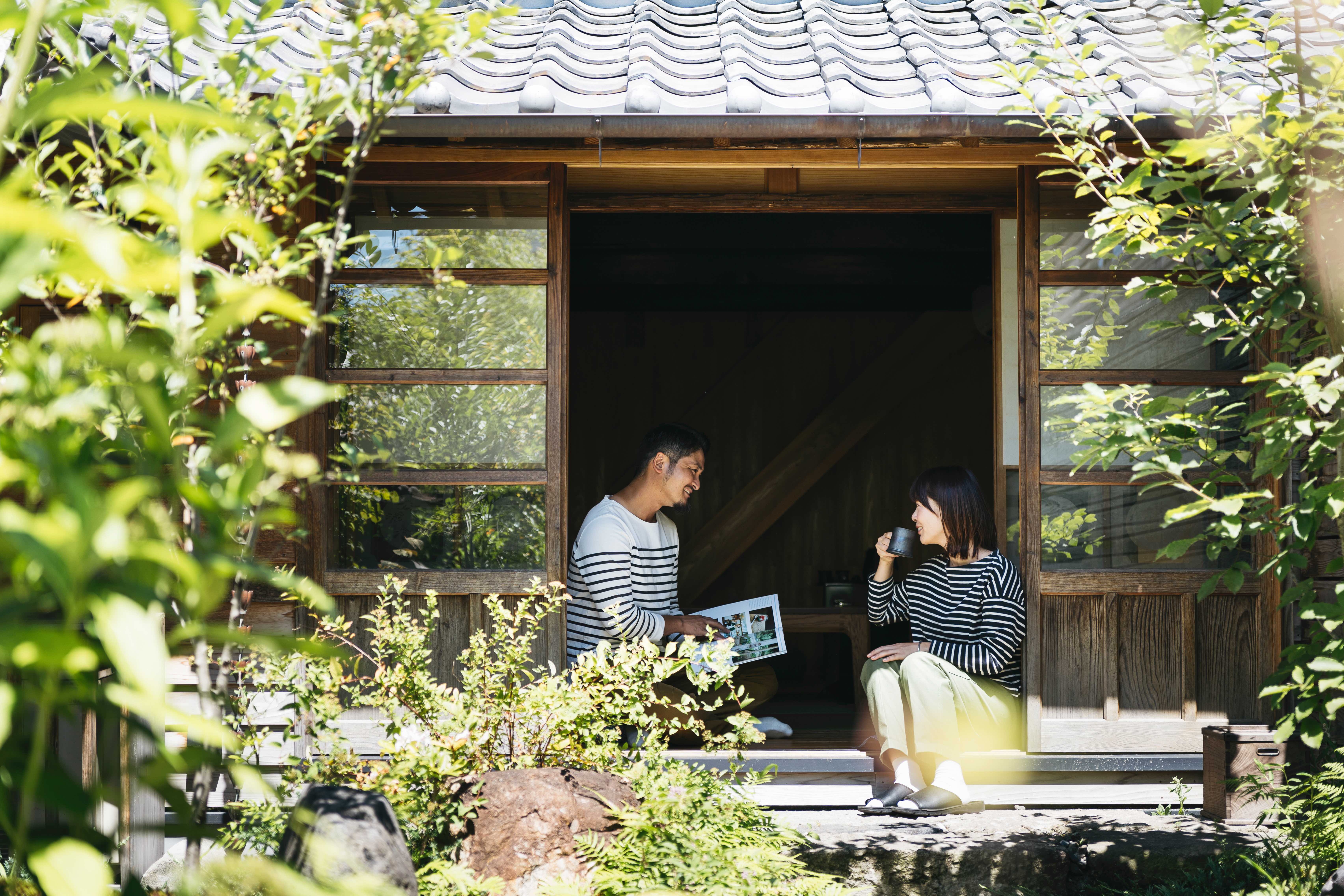 煙の縁側で寛ぐ