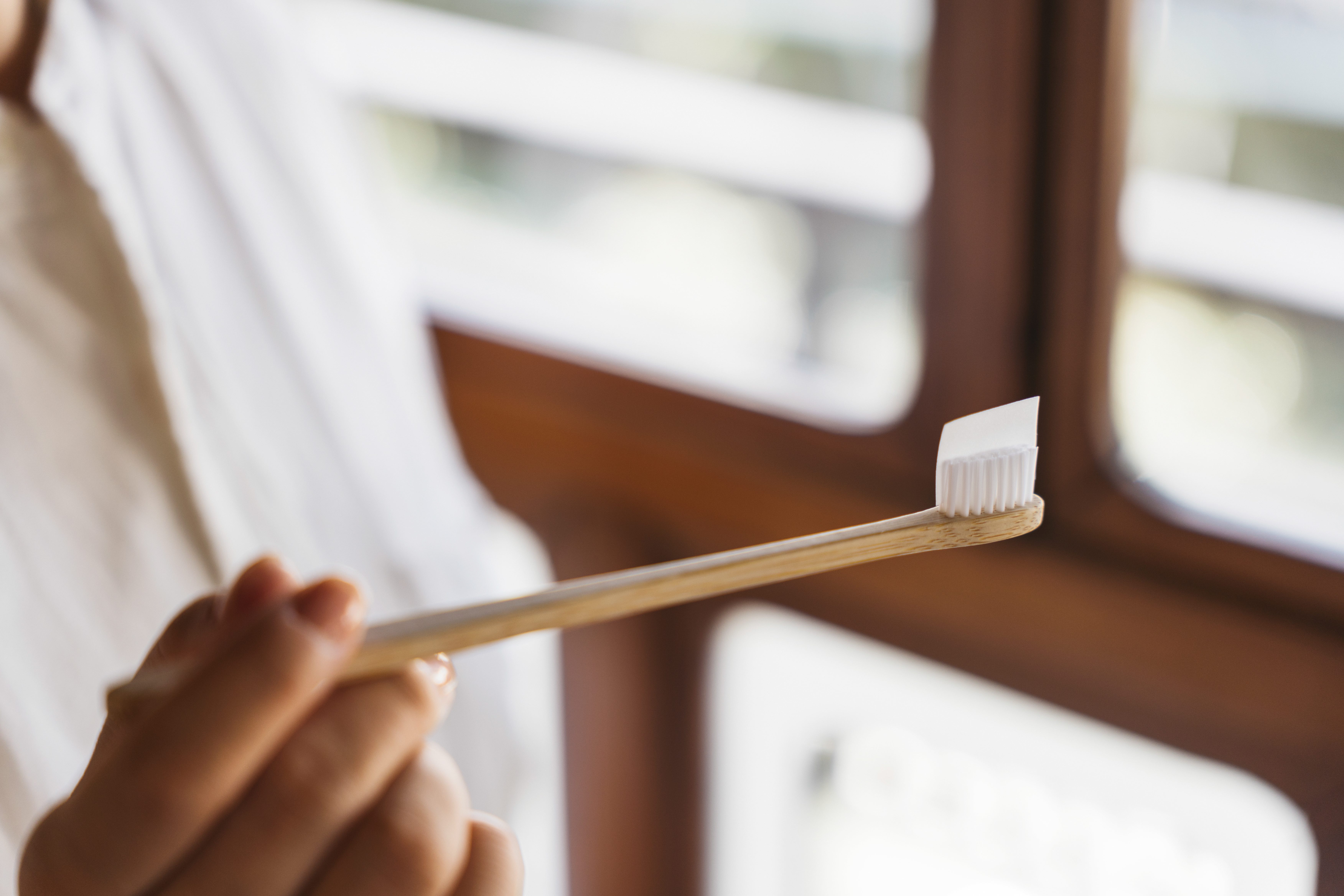 竹の歯ブラシと歯磨きペーパー