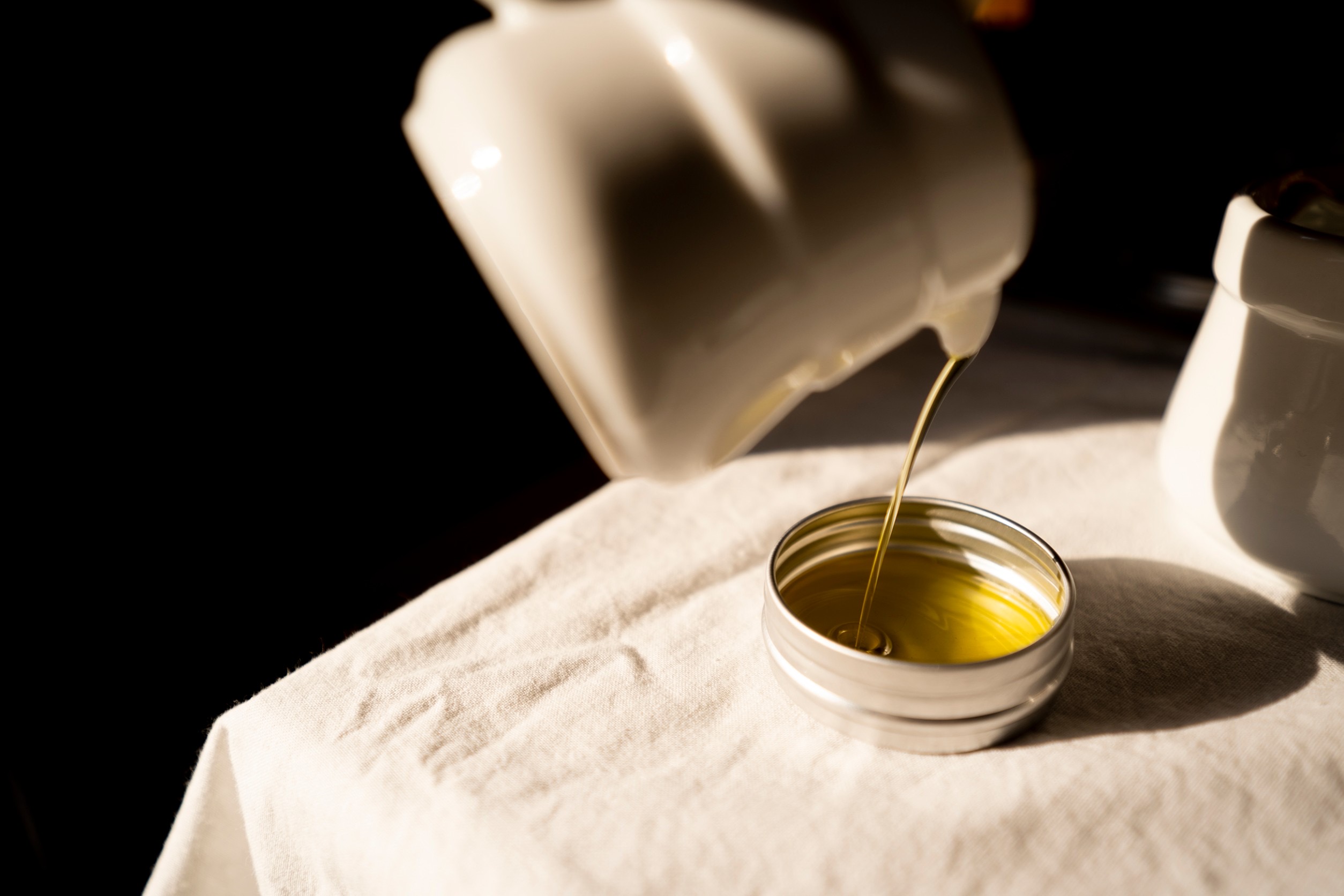 天然の蜜蝋バーム作り