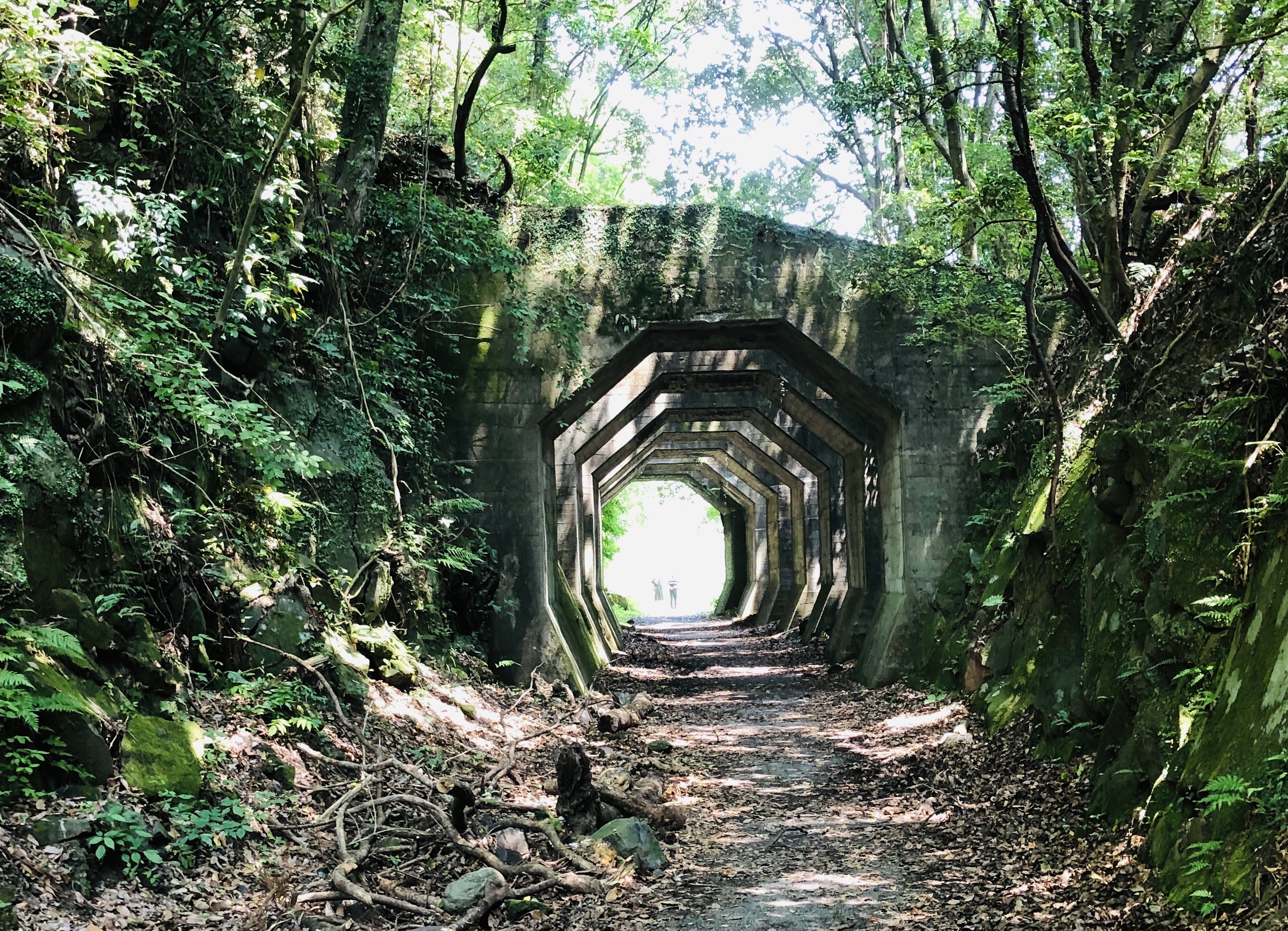 観光スポット　八角トンネル