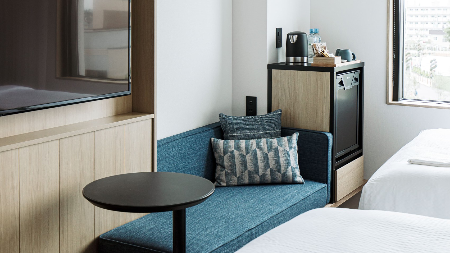 ゲストルーム：21平米禁煙・シモンズ製ベッド　シンプルながら温かみのある空間でお寛ぎください。