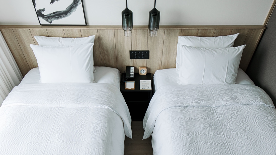ツインルーム：21平米禁煙・ベッド幅120cm　シンプルながら温かみのある空間でお寛ぎください。