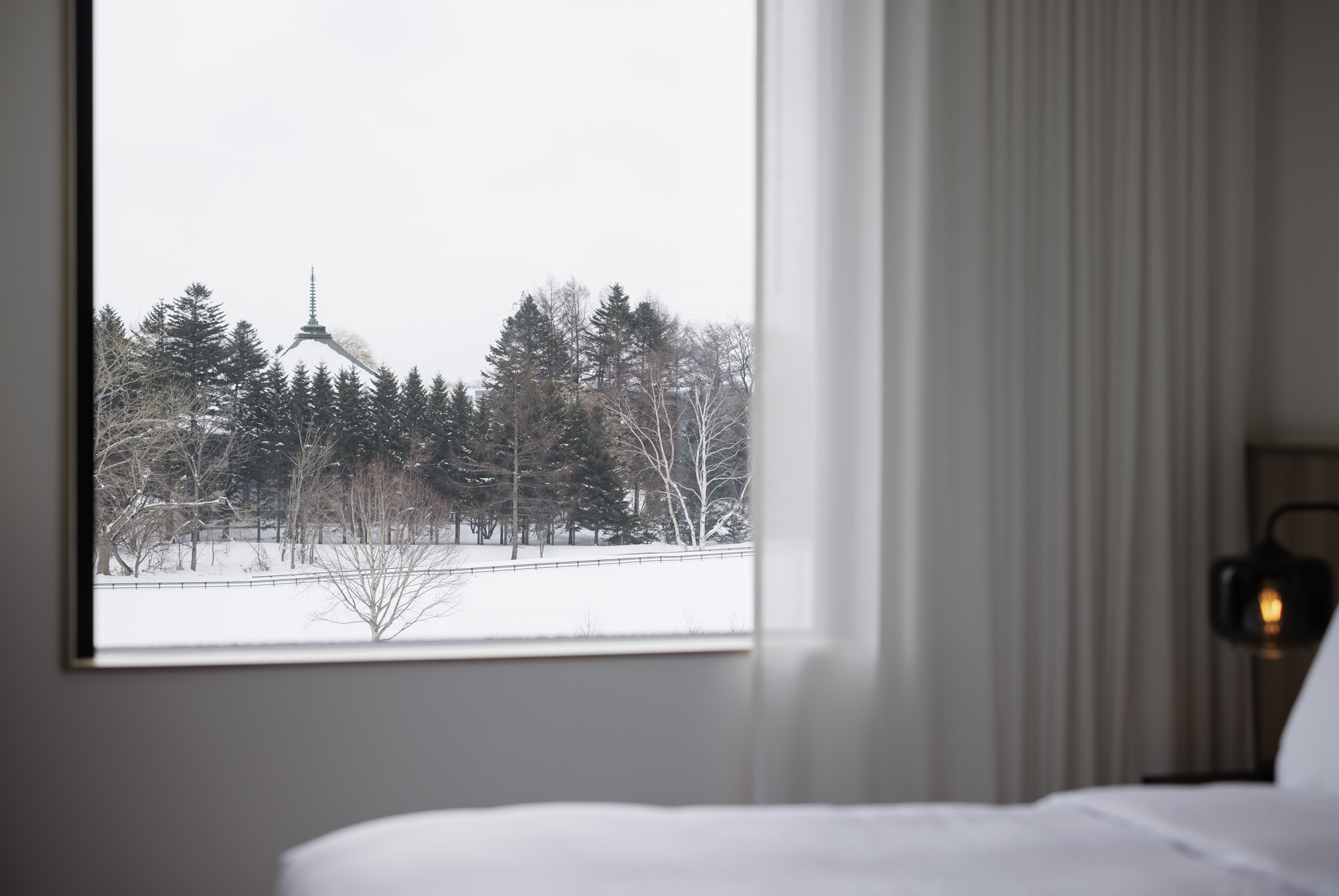 ゲストルーム雪景色：21平米禁煙・シモンズ製ベッド　シンプルながら温かみのある空間でお寛ぎください。