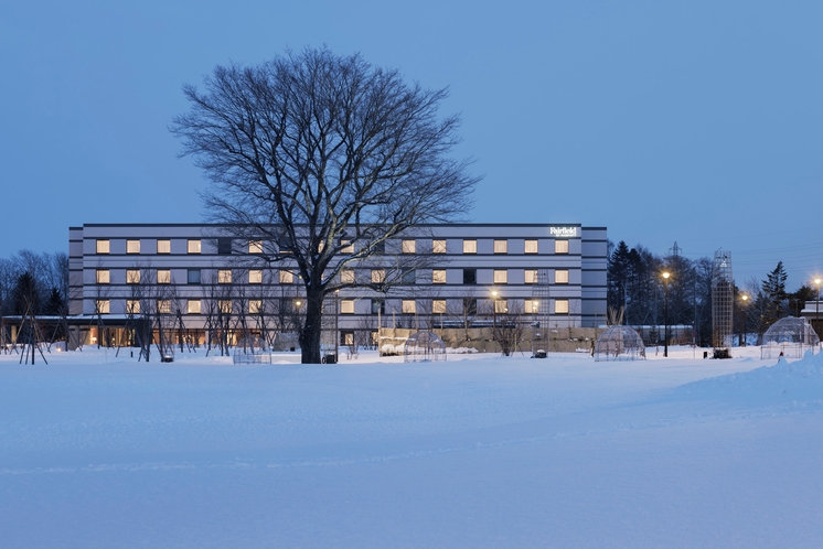 外観雪景色：当ホテルを拠点に地域の知られざる魅力を発見する旅をお楽しみください。