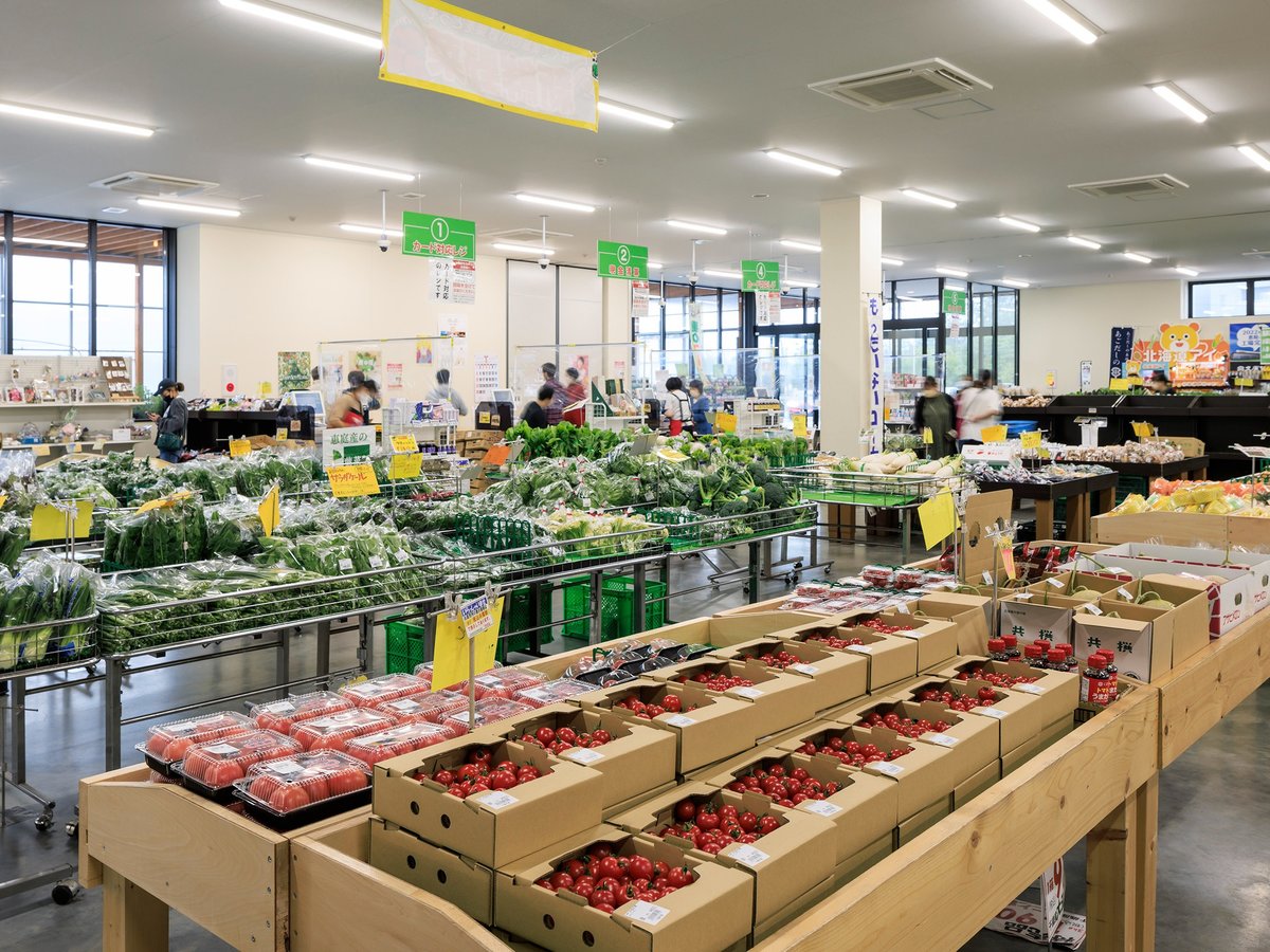 農畜産物直売所かのな（ホテルから徒歩5分）：約70軒の生産者が育てた新鮮な野菜、山菜、花などを販売