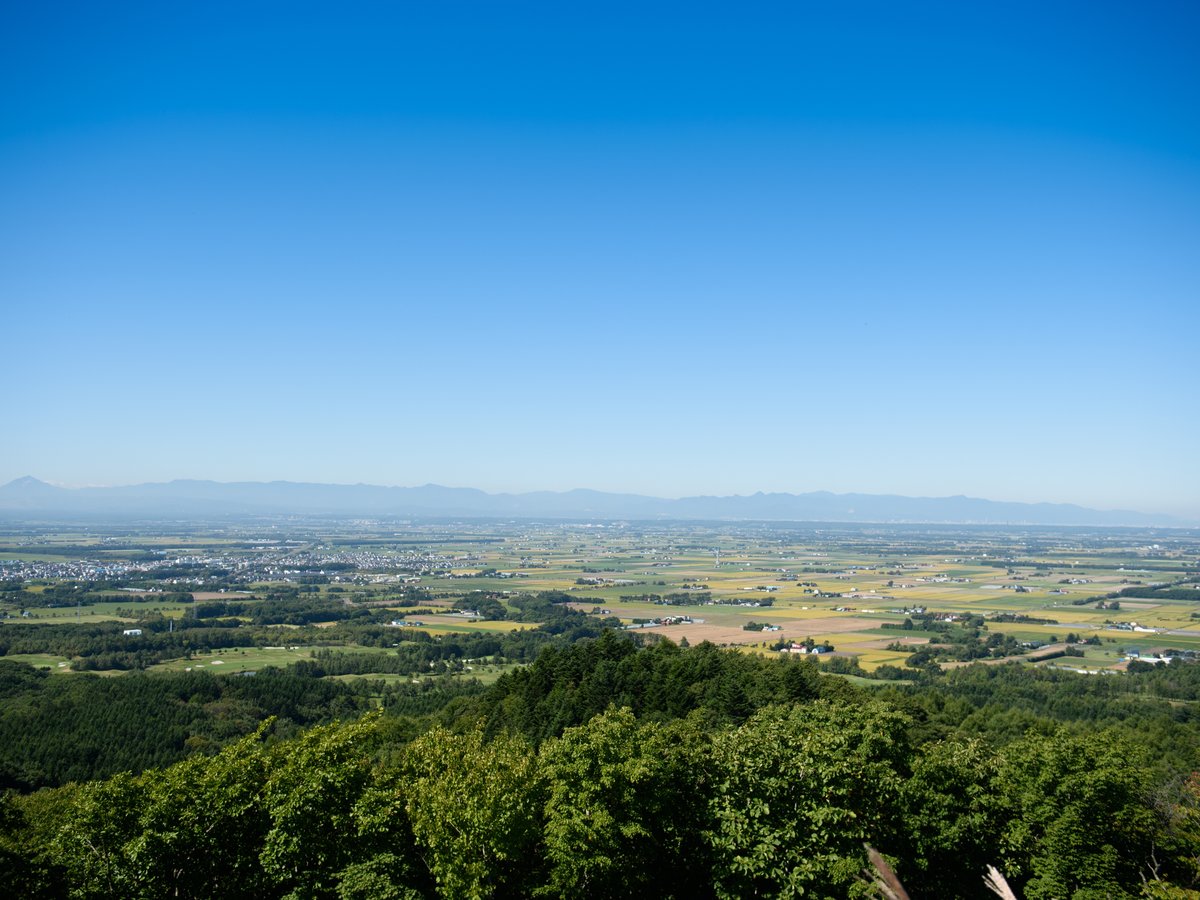 マオイ文学台（ホテルから車で30分）：石狩平野が一望でき、日本海から太平洋まで広がる大パノラマ