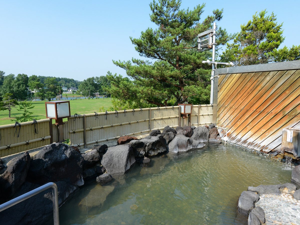 ながぬま温泉（ホテルから車で10分）：北海道でも屈指の湯量を誇る温泉。加水・加温なしの源泉かけ流し