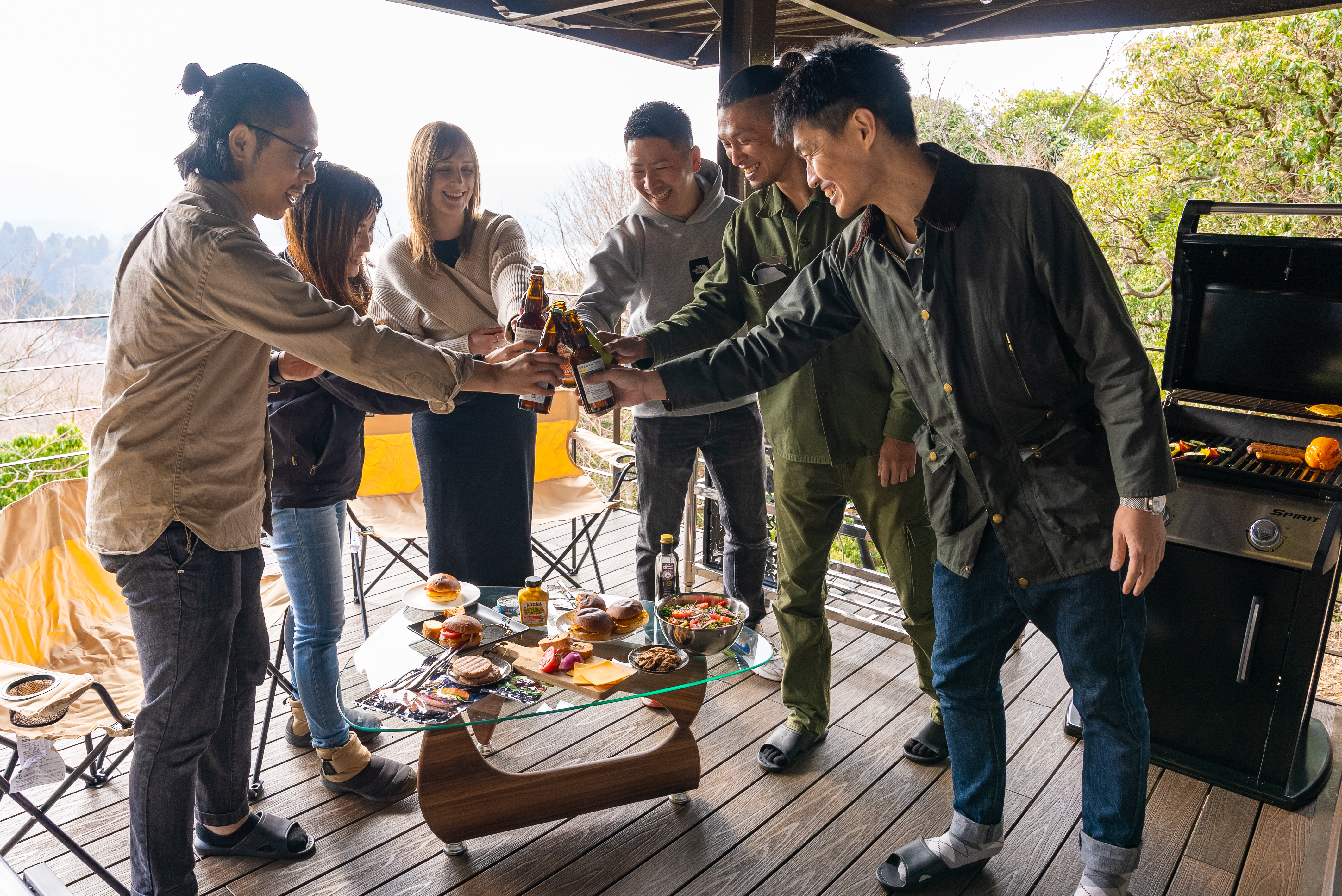 ウッドデッキでみんなで乾杯