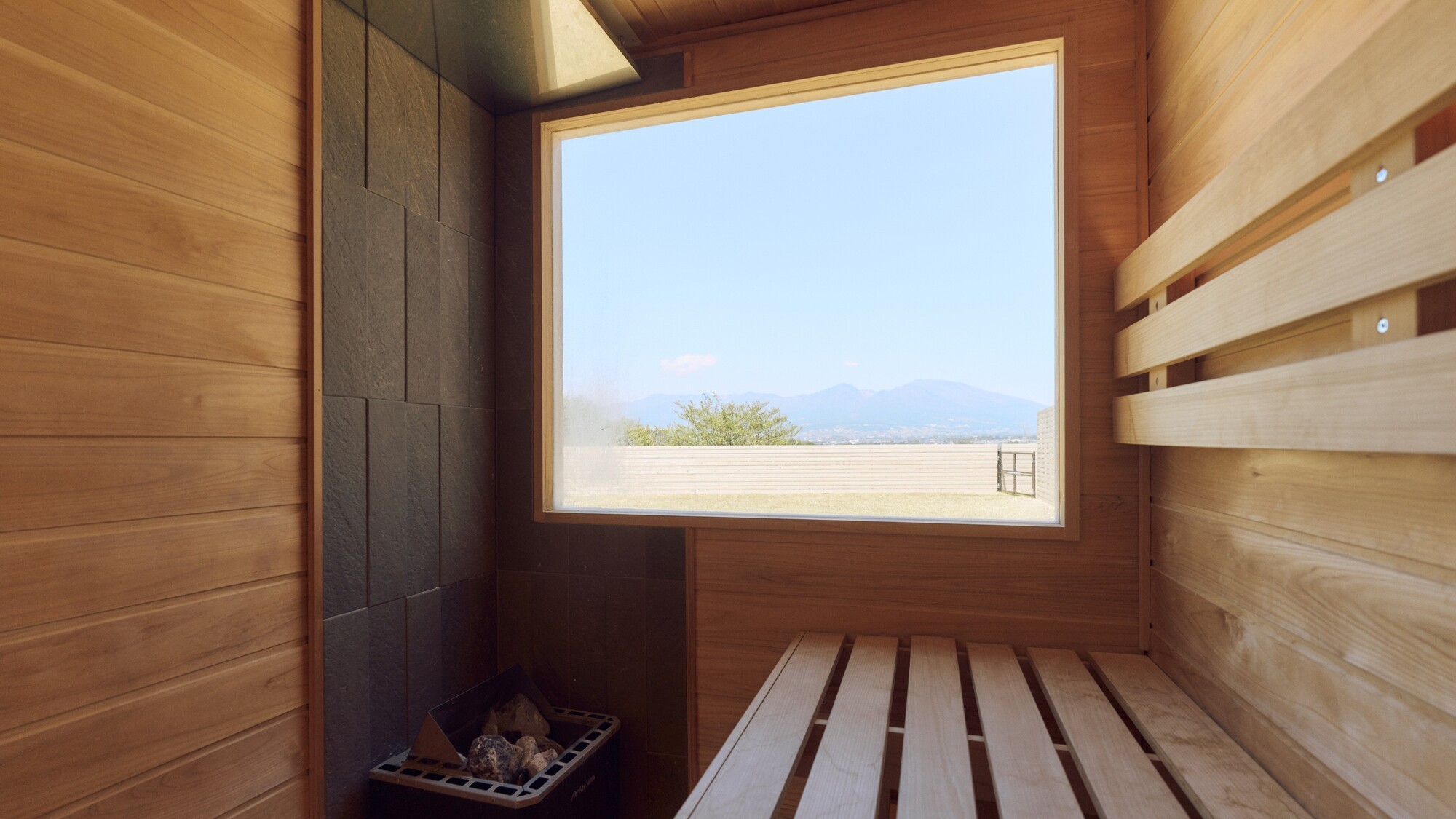 窓の向こうに広がる絶景と、ととのいの時間
