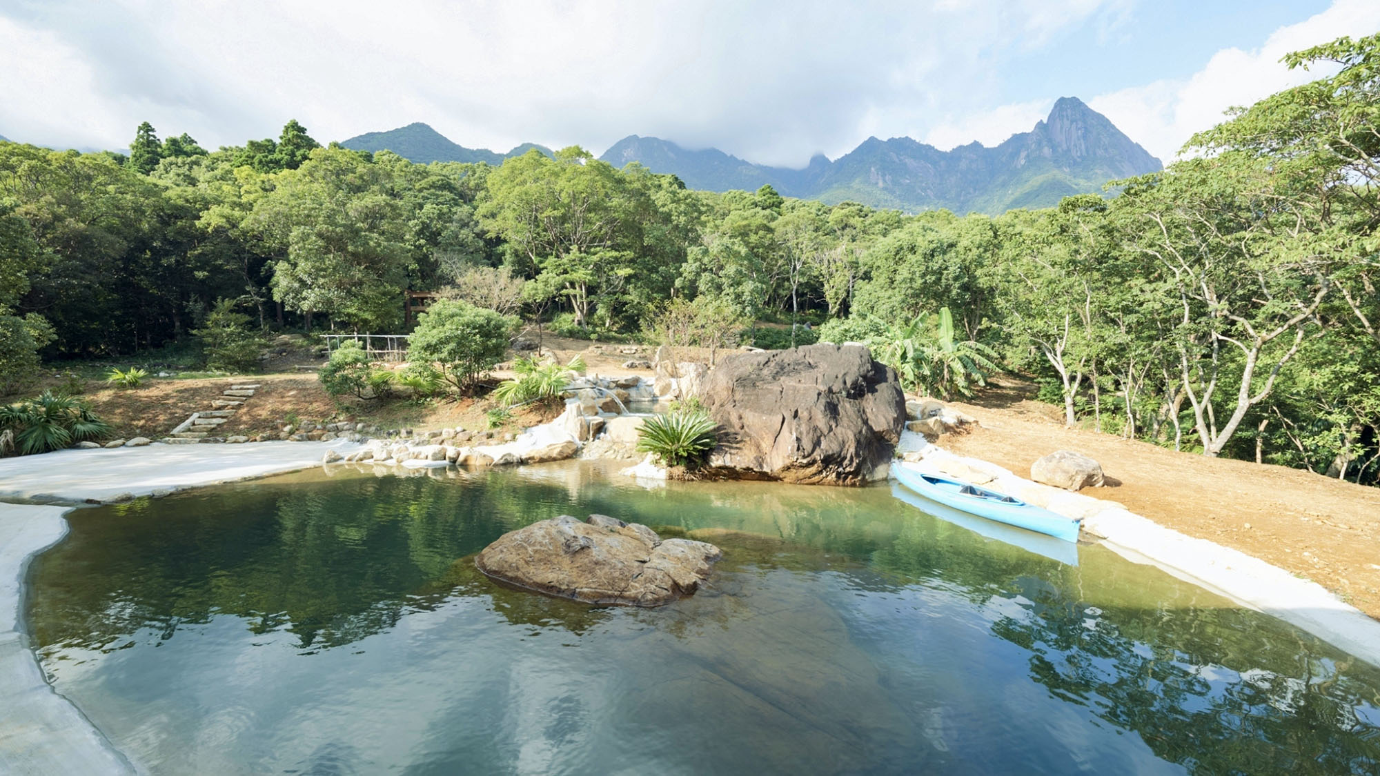 ・敷地内の”プール”は、屋久島の上流から水を引いてきた人工池