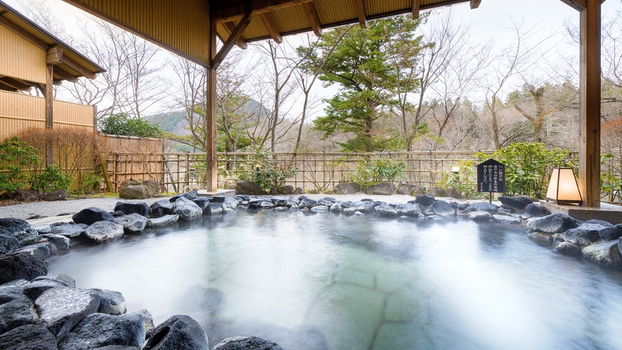 本館露天風呂…名取川のせせらぎともに秋保の自然をお愉しみ頂けます。